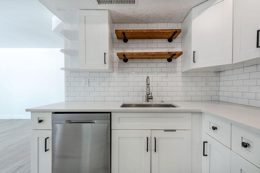 8050SevernDr.AptC.BocaRaton-8