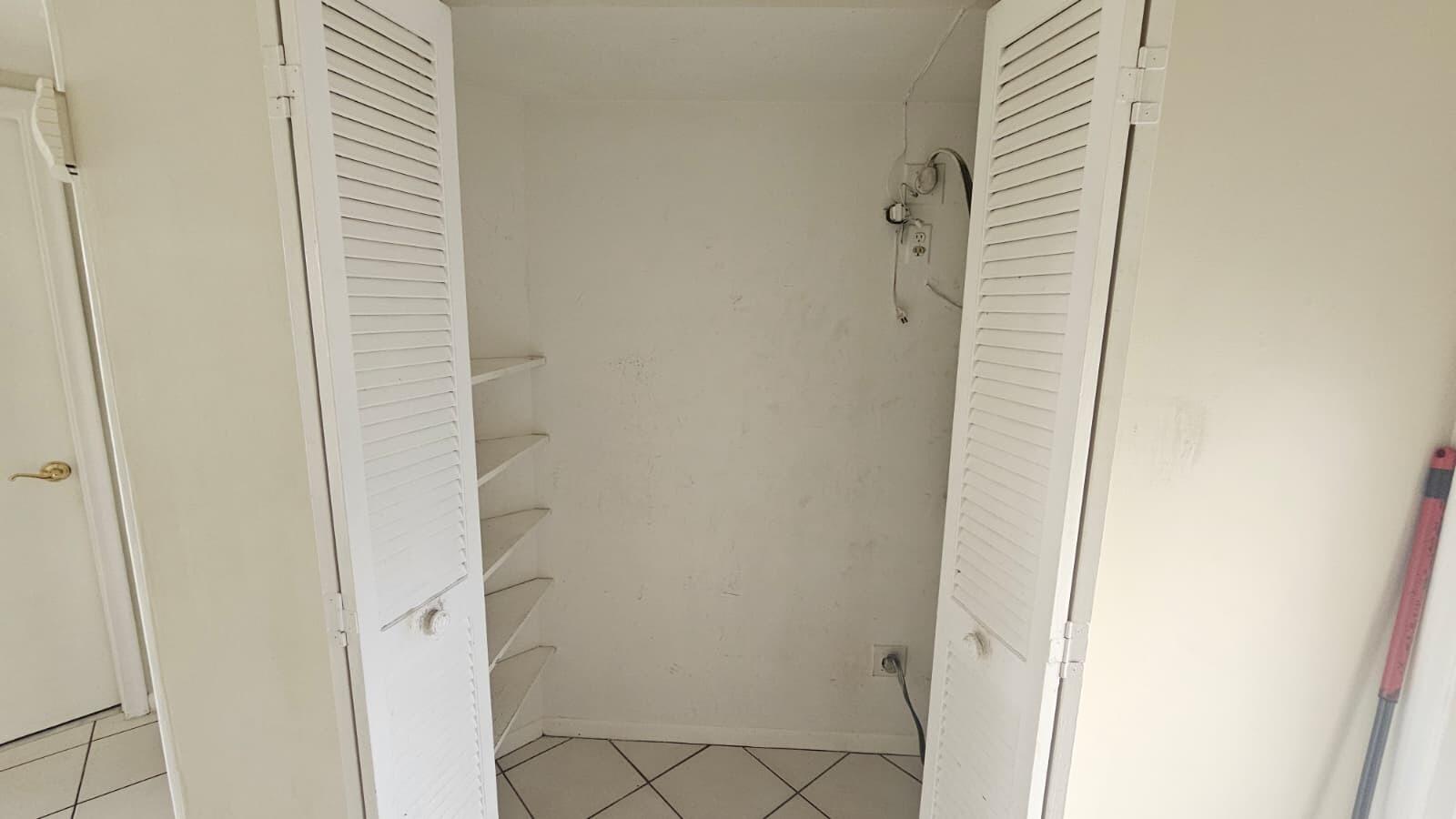 9911 SANDLEFOOT_ A C CLOSET