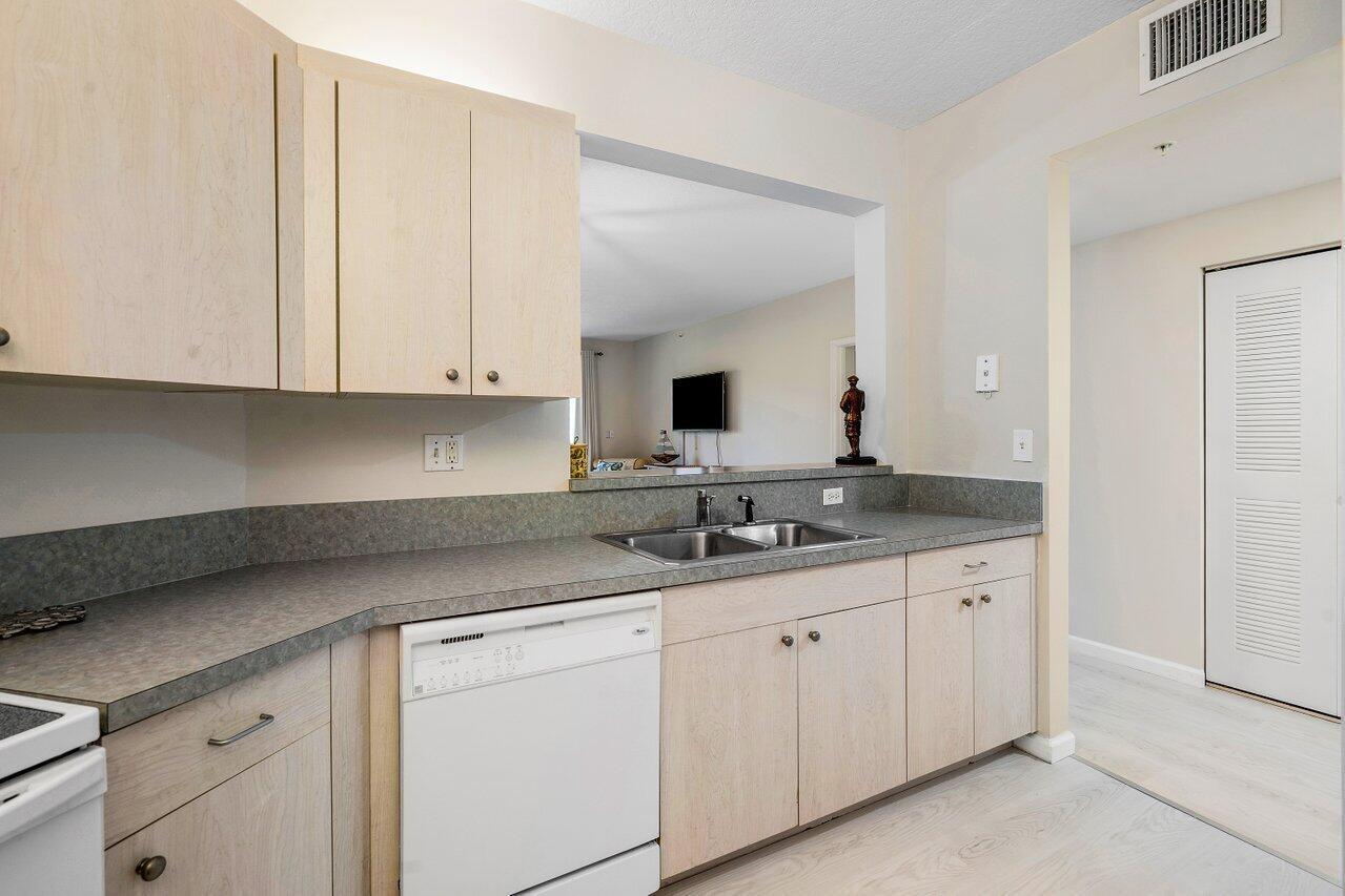 015-300UnoLagoDrive-JunoBeach-FL-33408-S