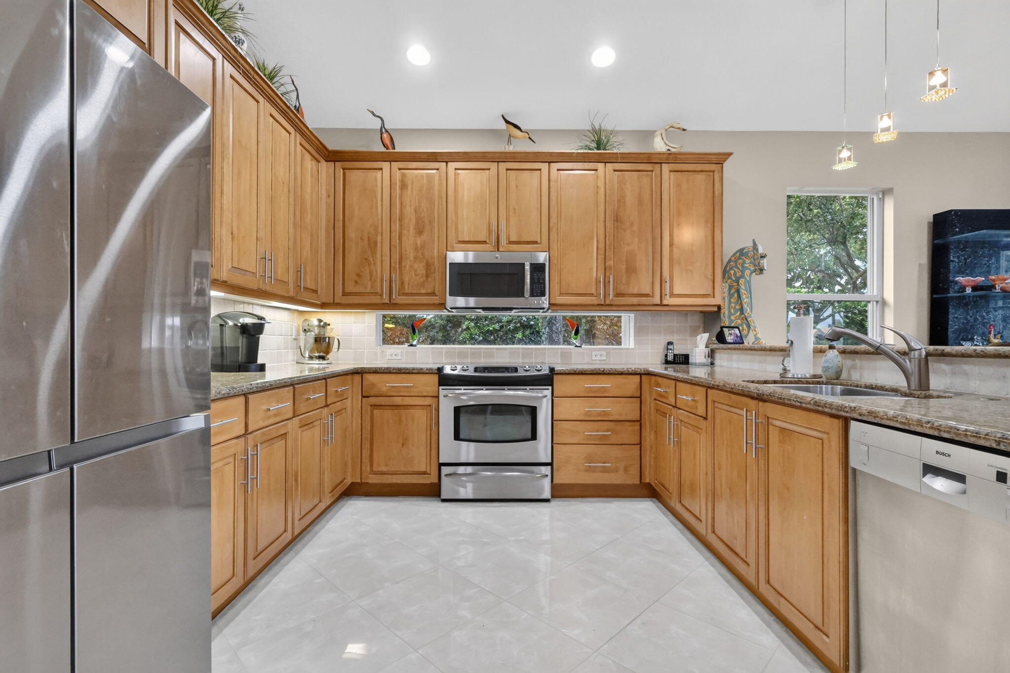 Stunning Kitchen Cabinets adds warmth, character & an inviting atmosphere making you feel right at home.
