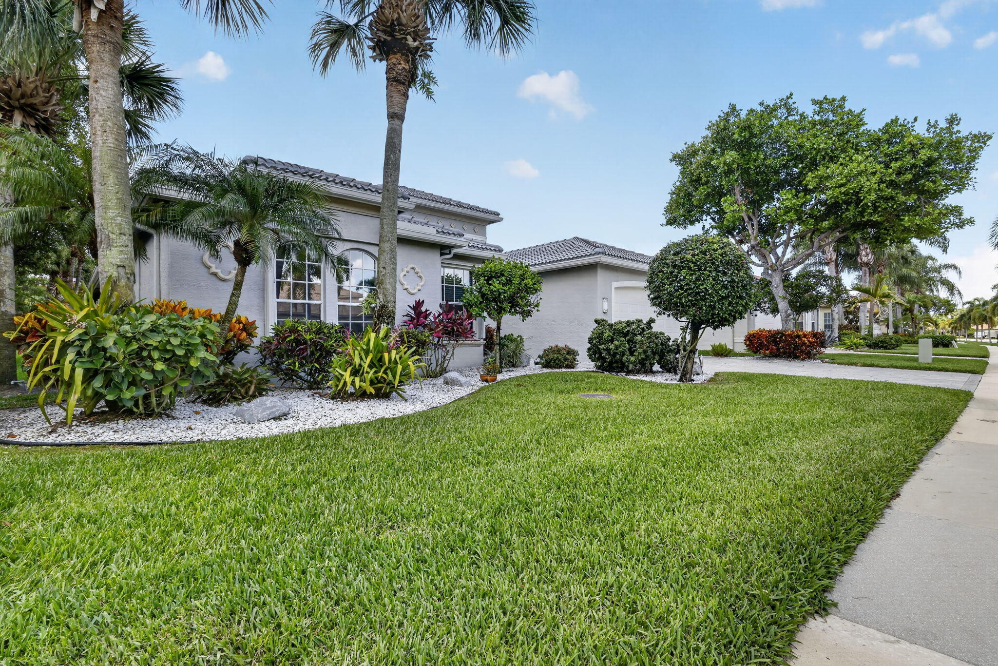 Walking distance to the beautiful Multi-Million $$Clubhouse. Walking distance to the beautiful Multi-Million $$Clubhouse.