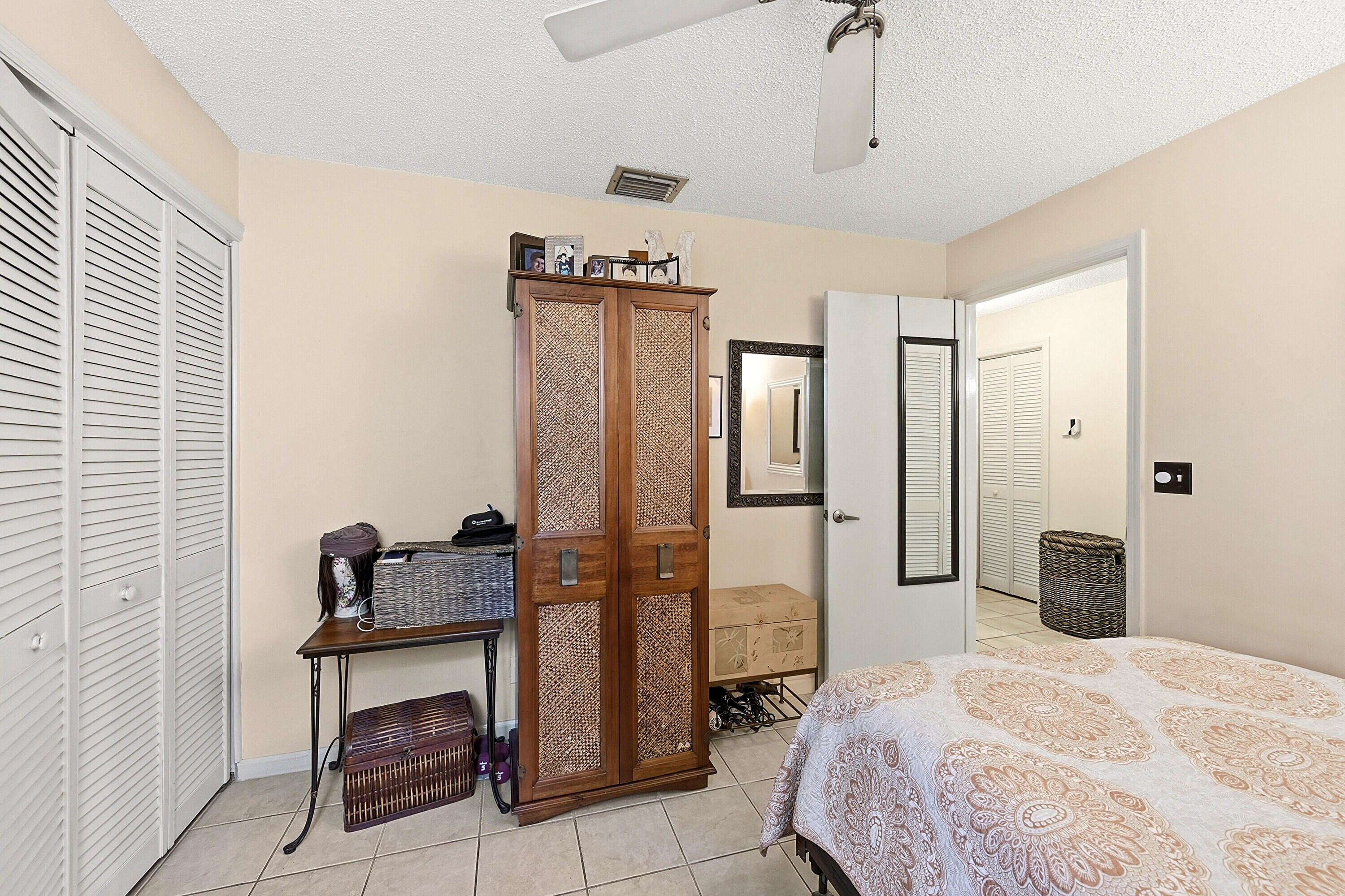 22_bedroom