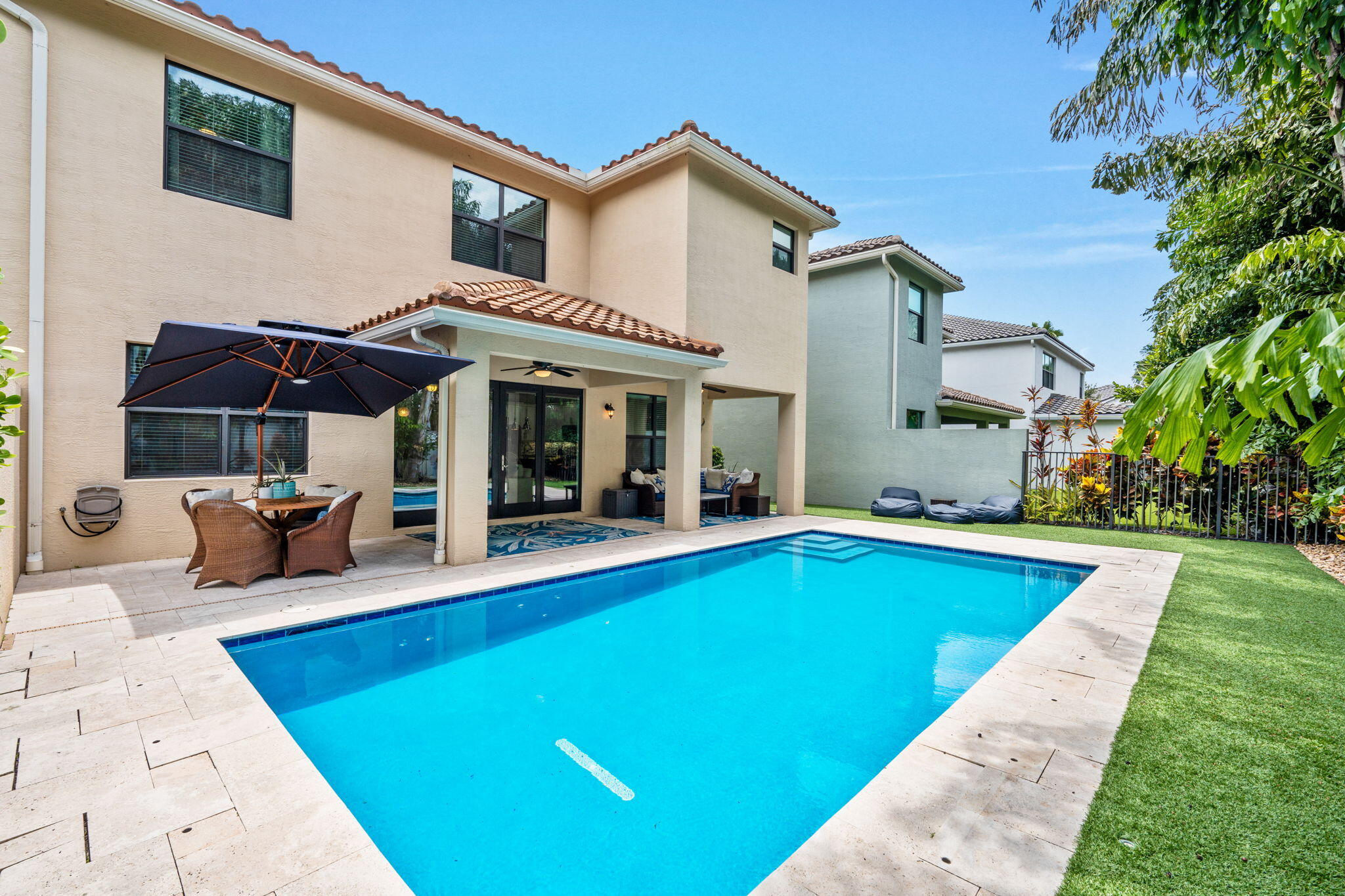 44-web-or-mls-A7400666