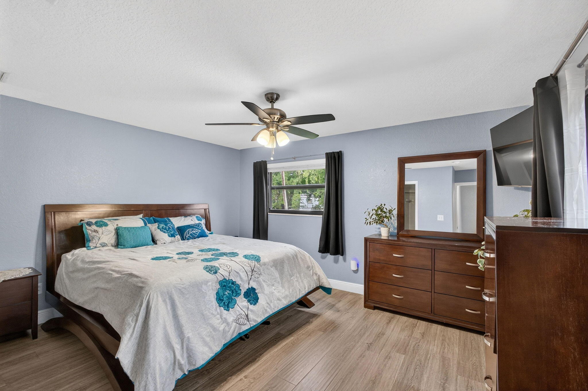 Primary Bedroom w Balcony