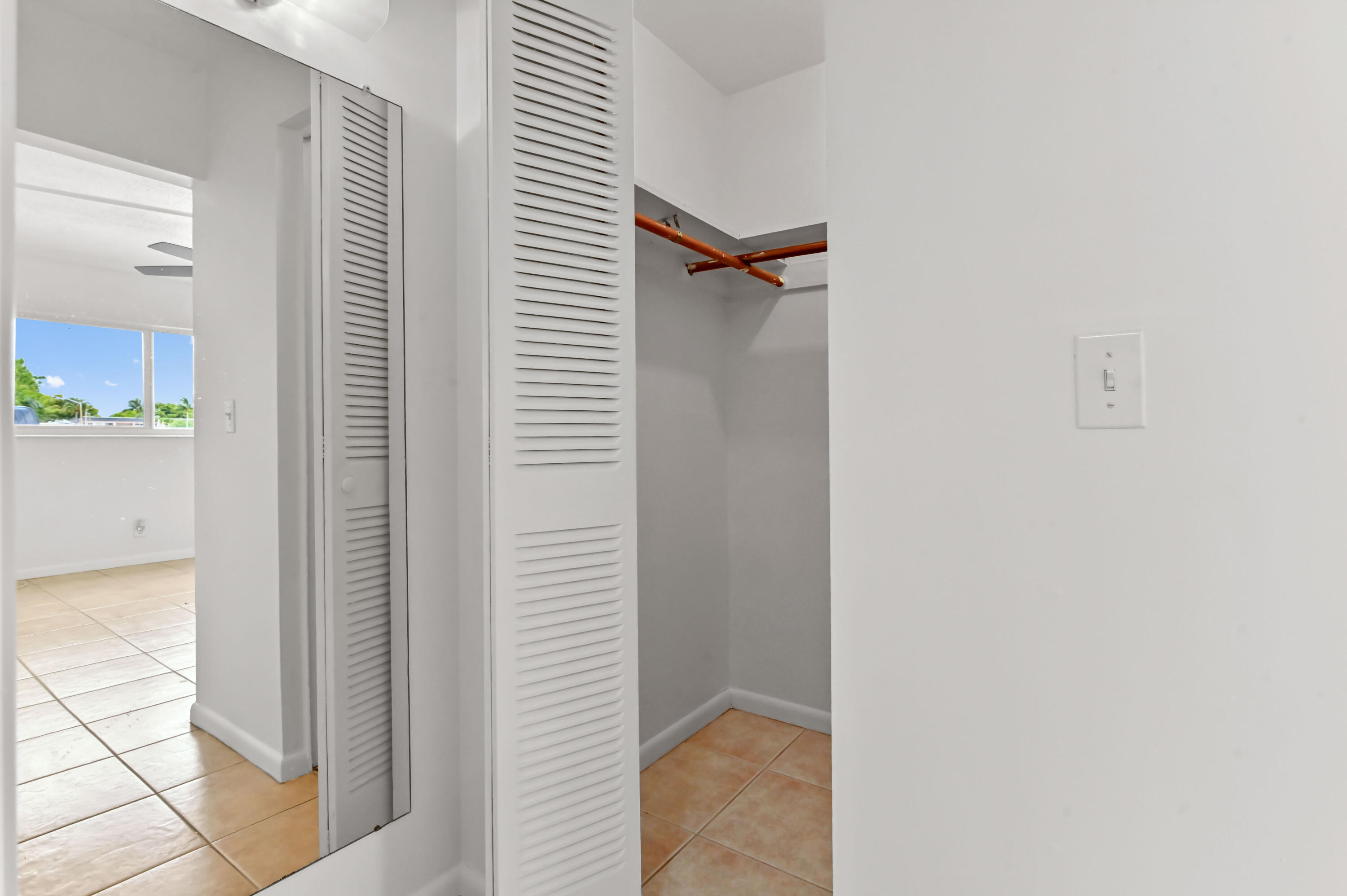 16 closet 01