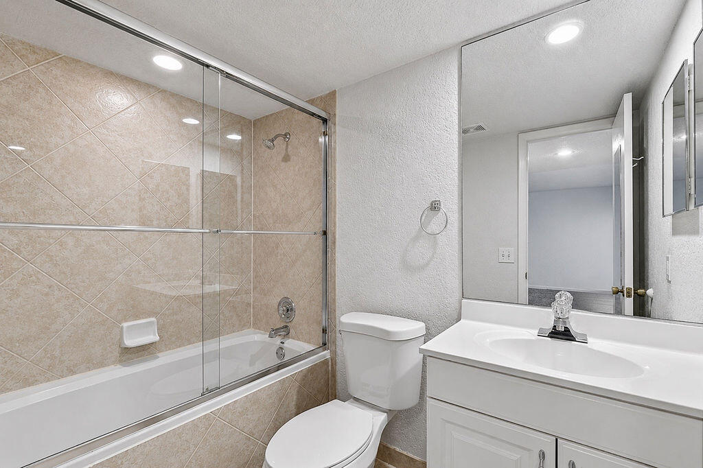 Second bathroom with tub/shower