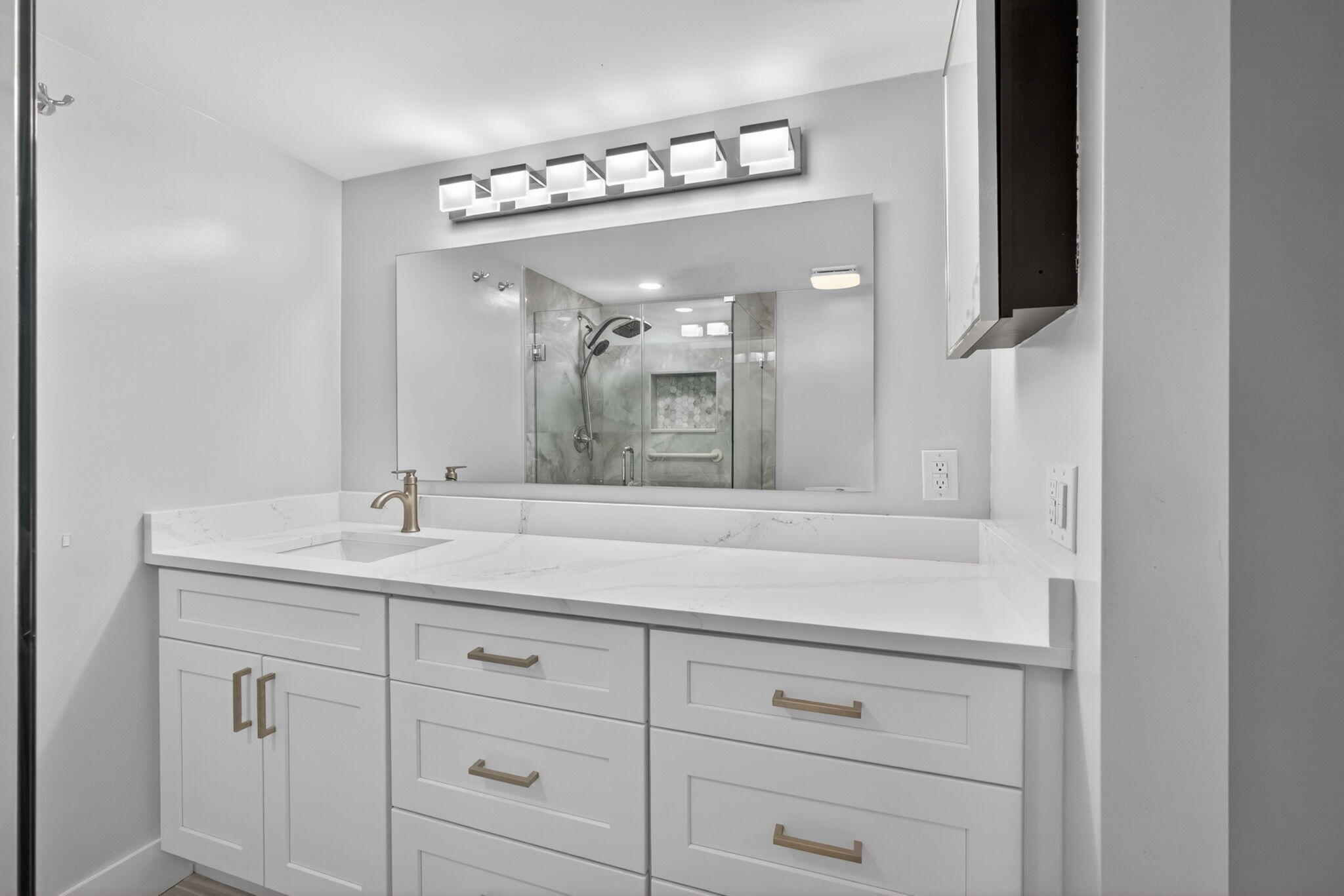 MASTER VANITY