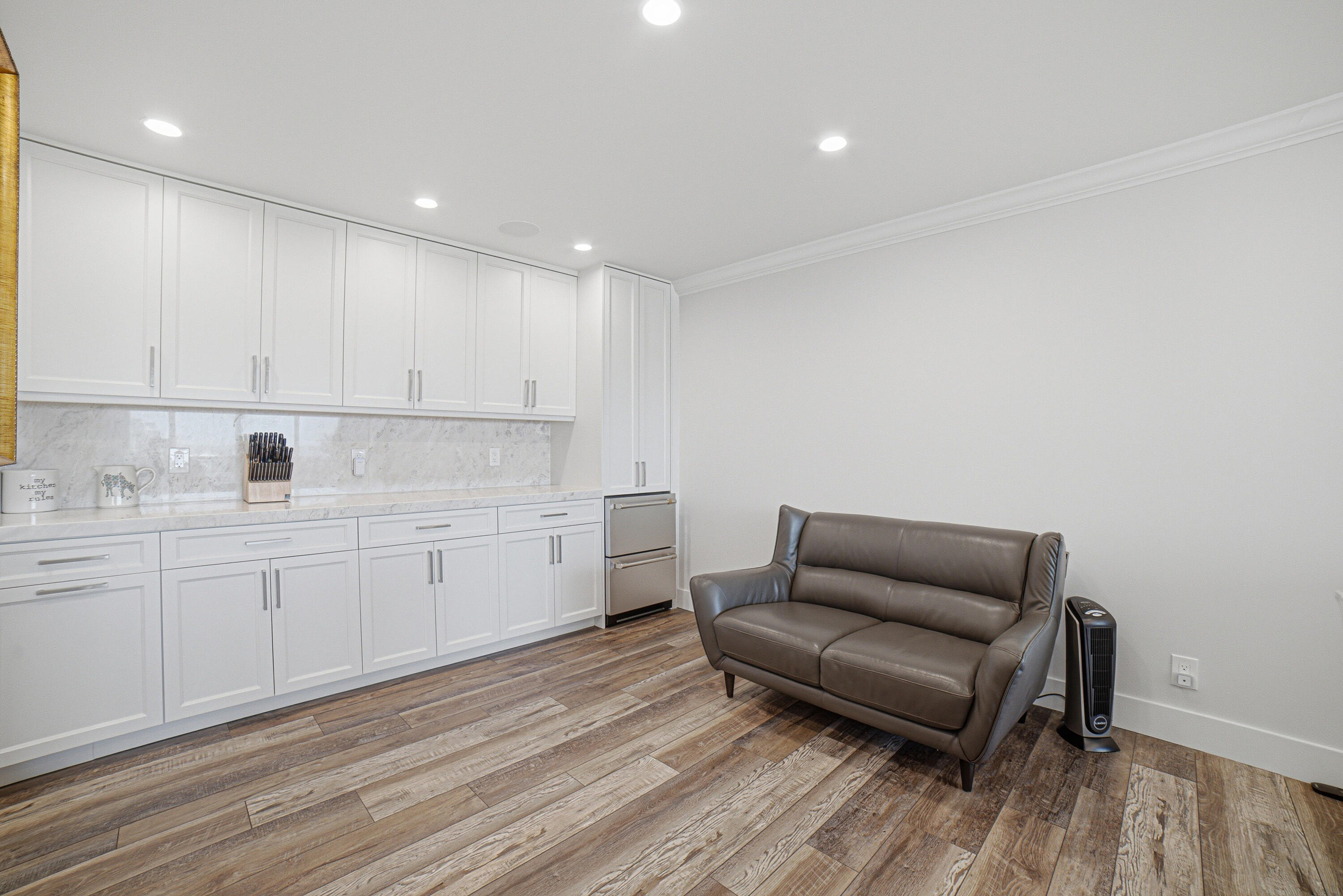 sitting area outside kitchen