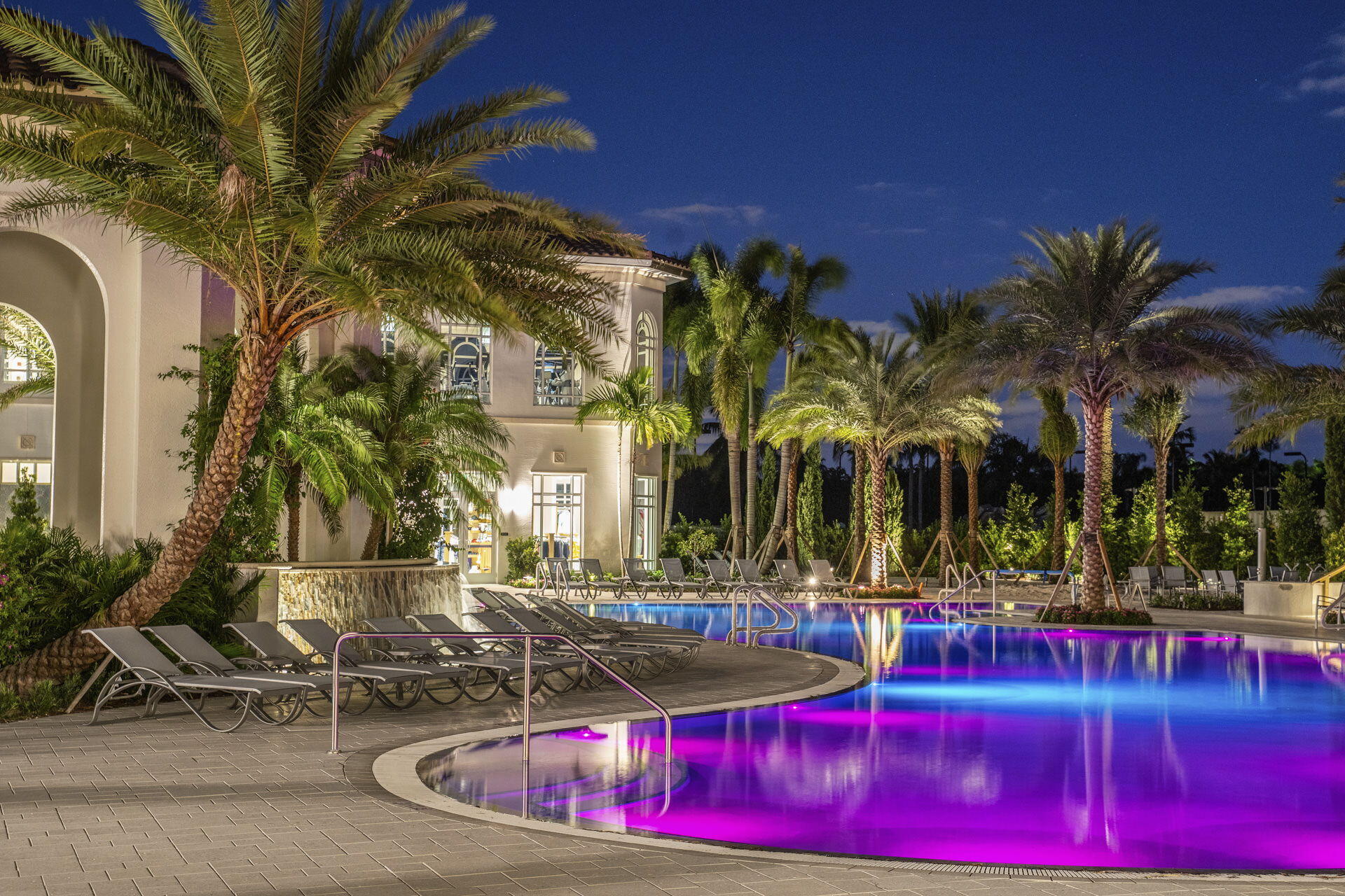 93-web-or-mls-Pool glow night