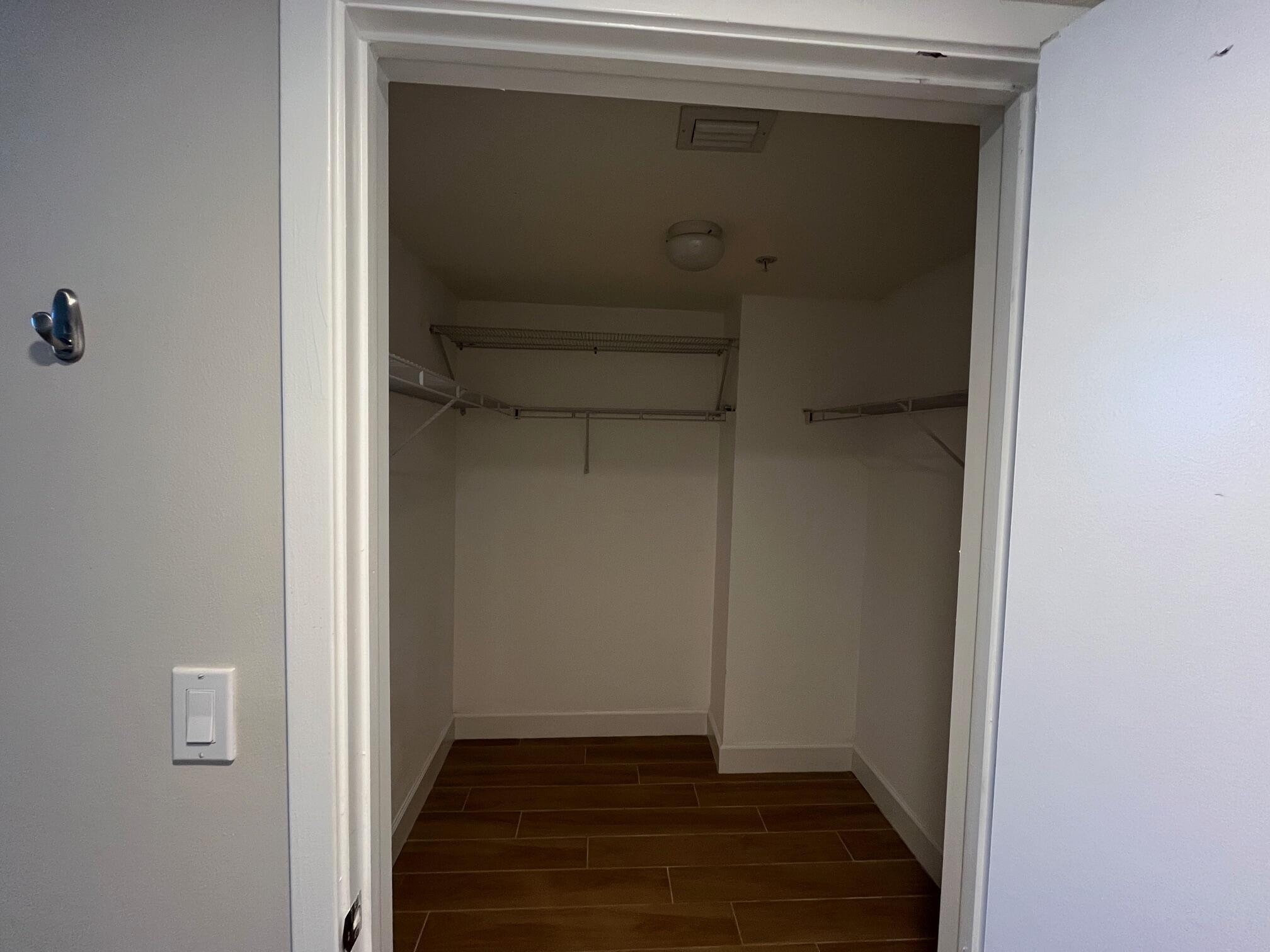 WALK IN CLOSET