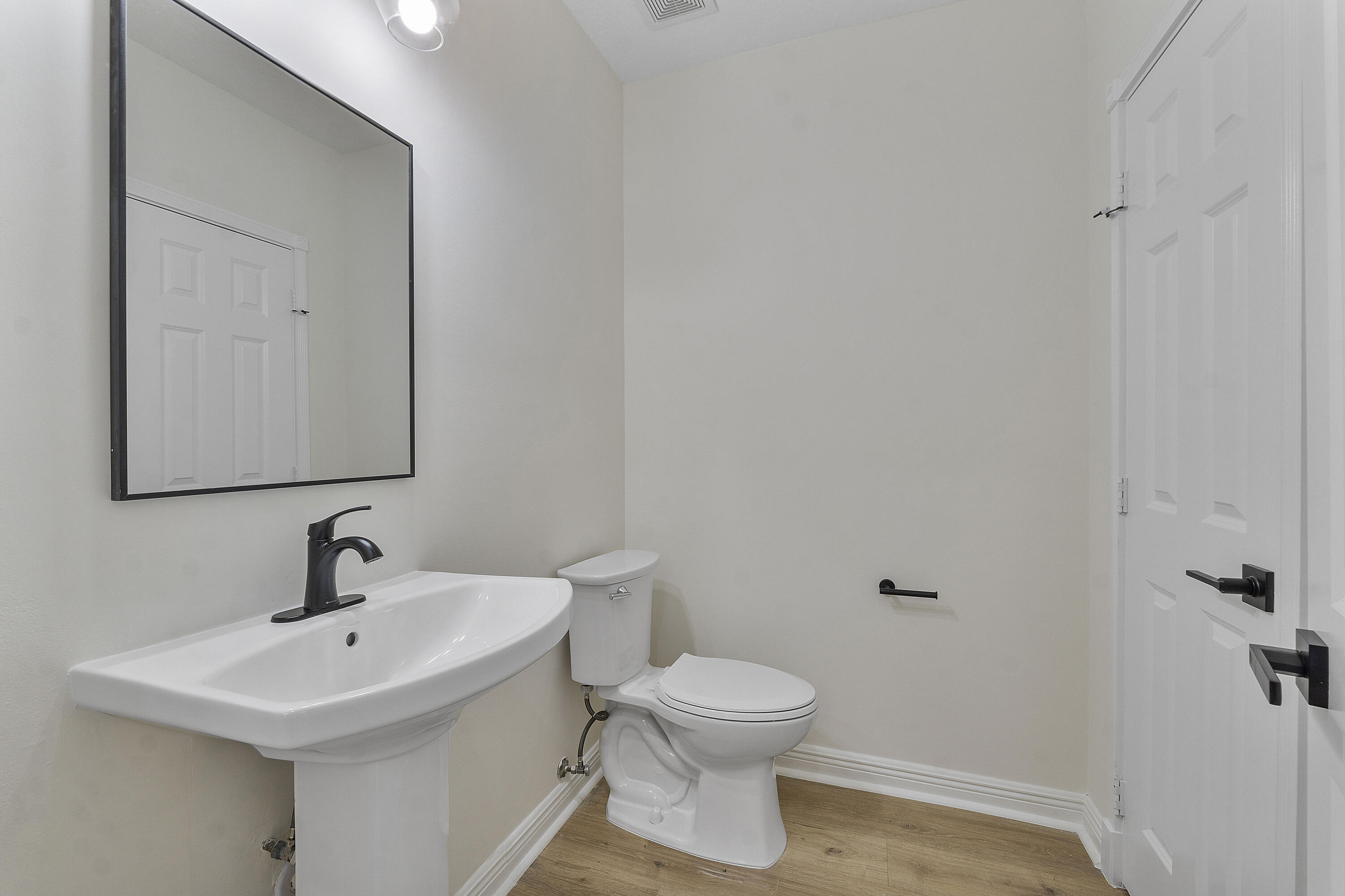8332 NW 7th Ct_007