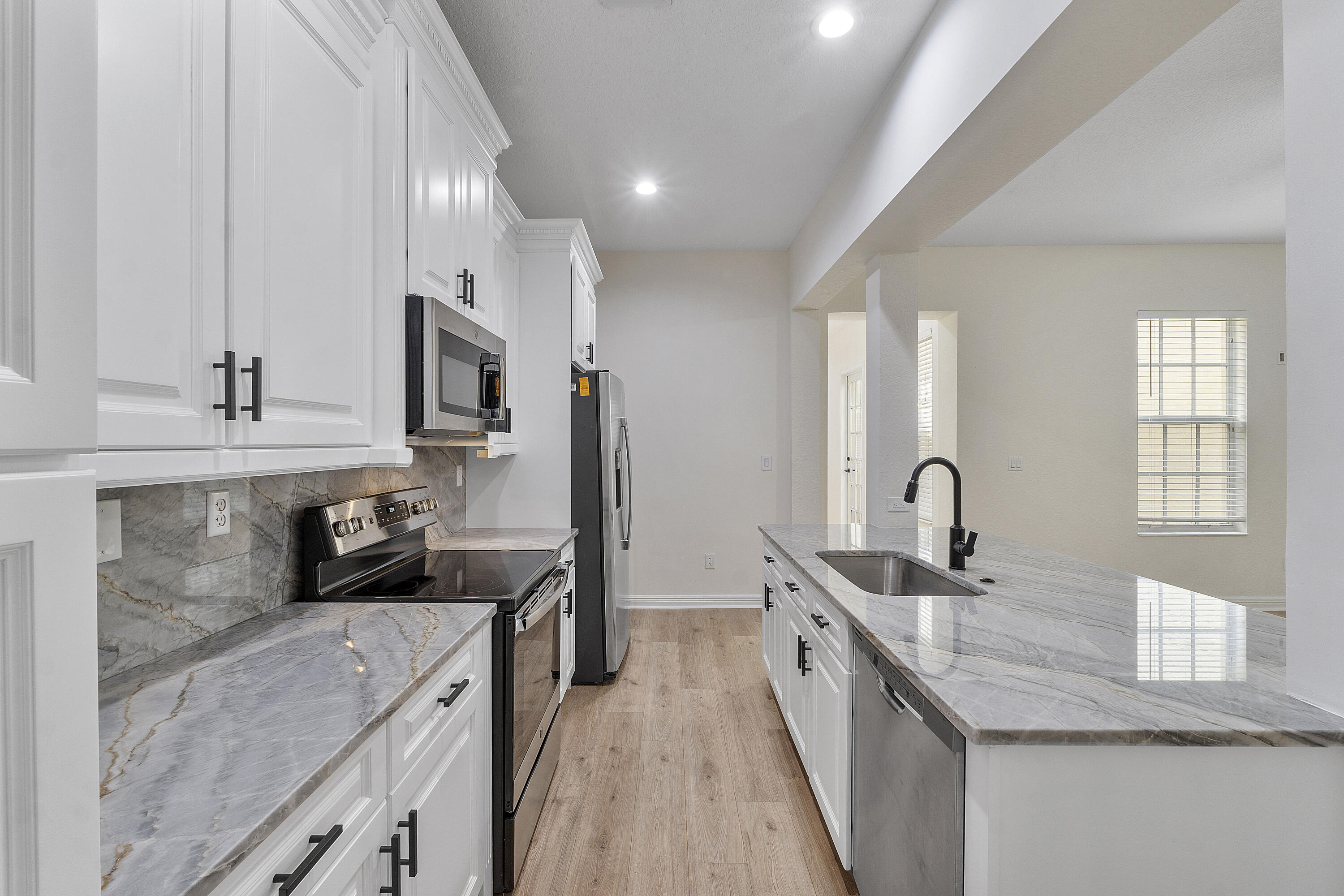 8332 NW 7th Ct_013