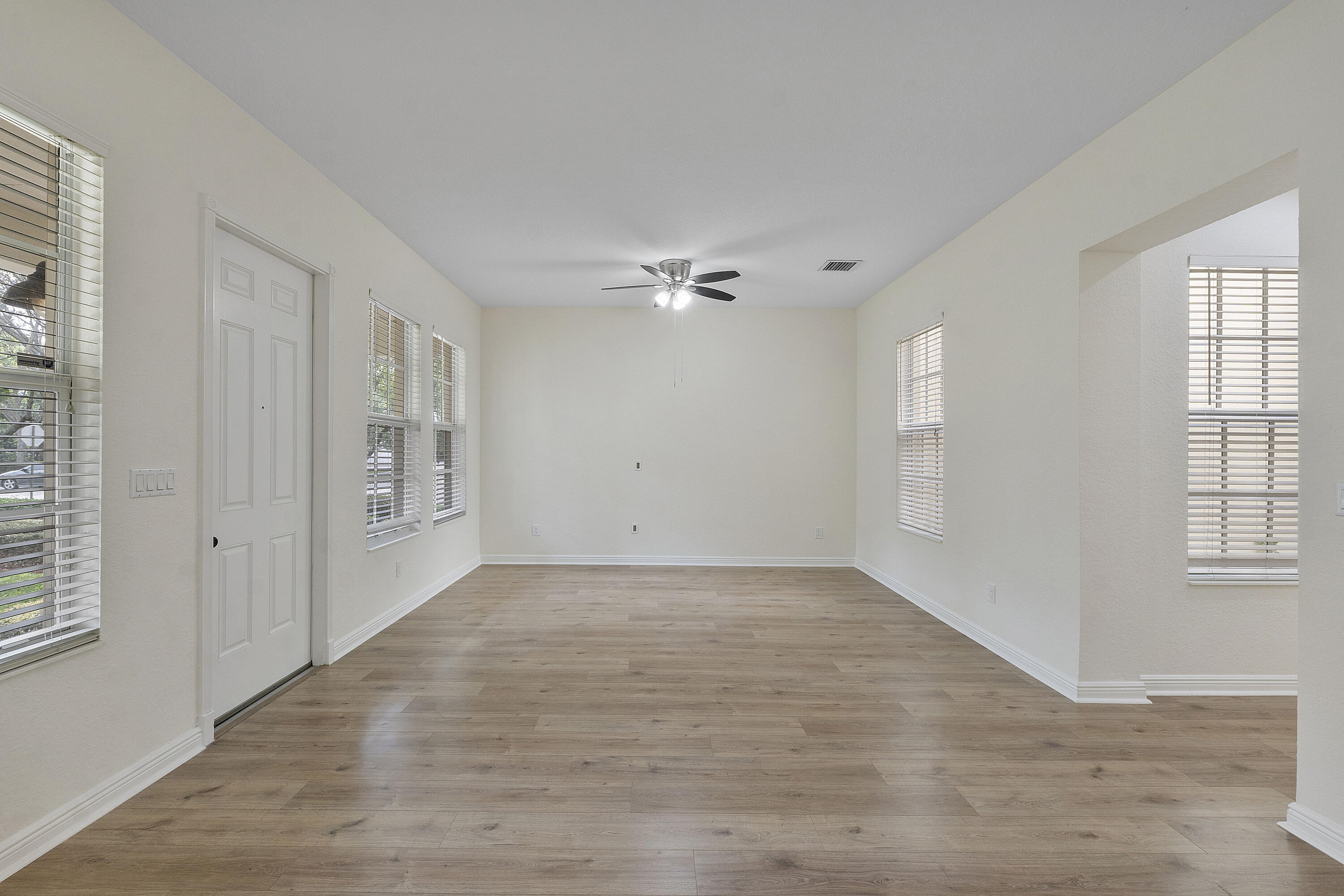 8332 NW 7th Ct_003