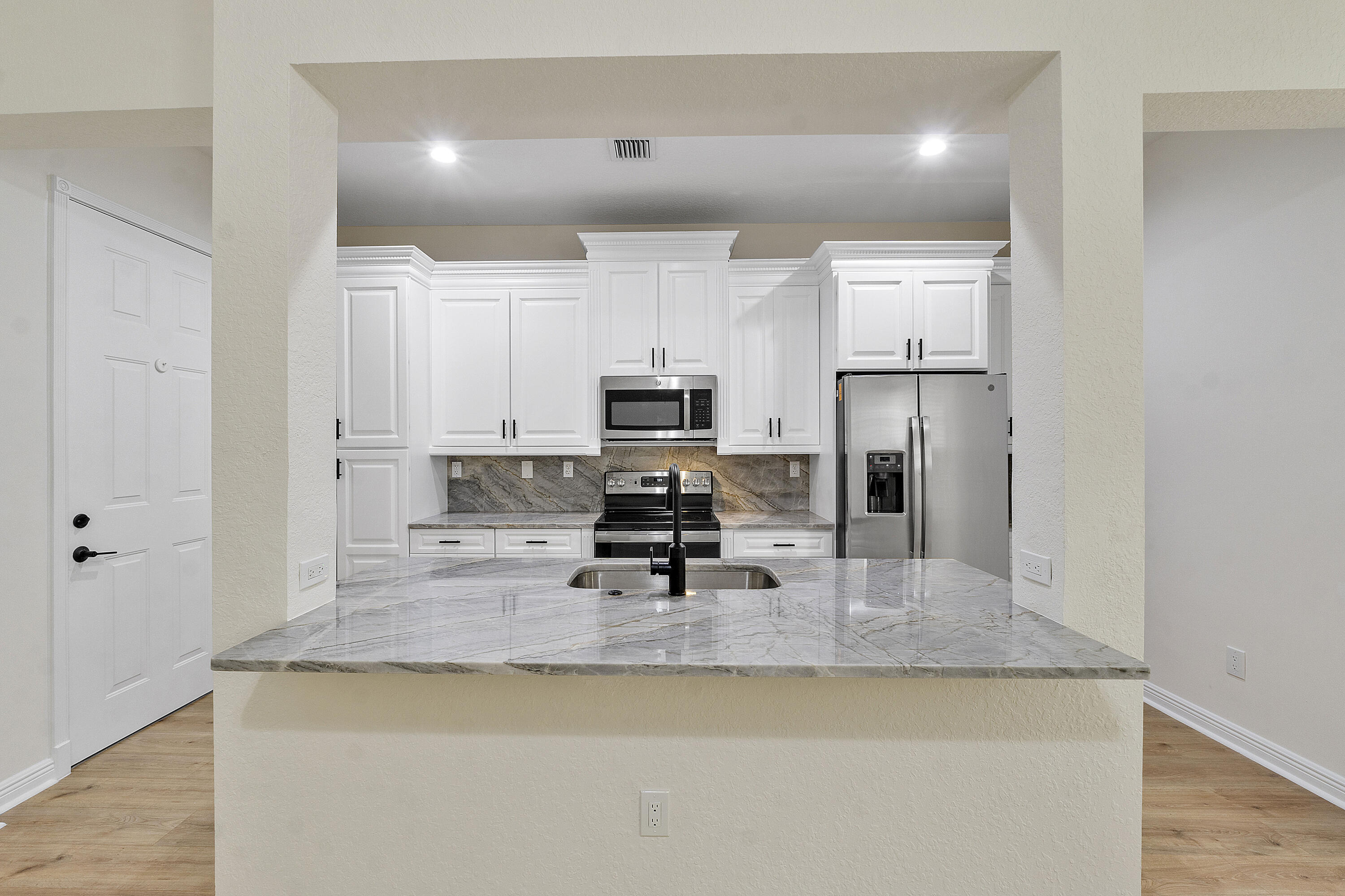 8332 NW 7th Ct_012