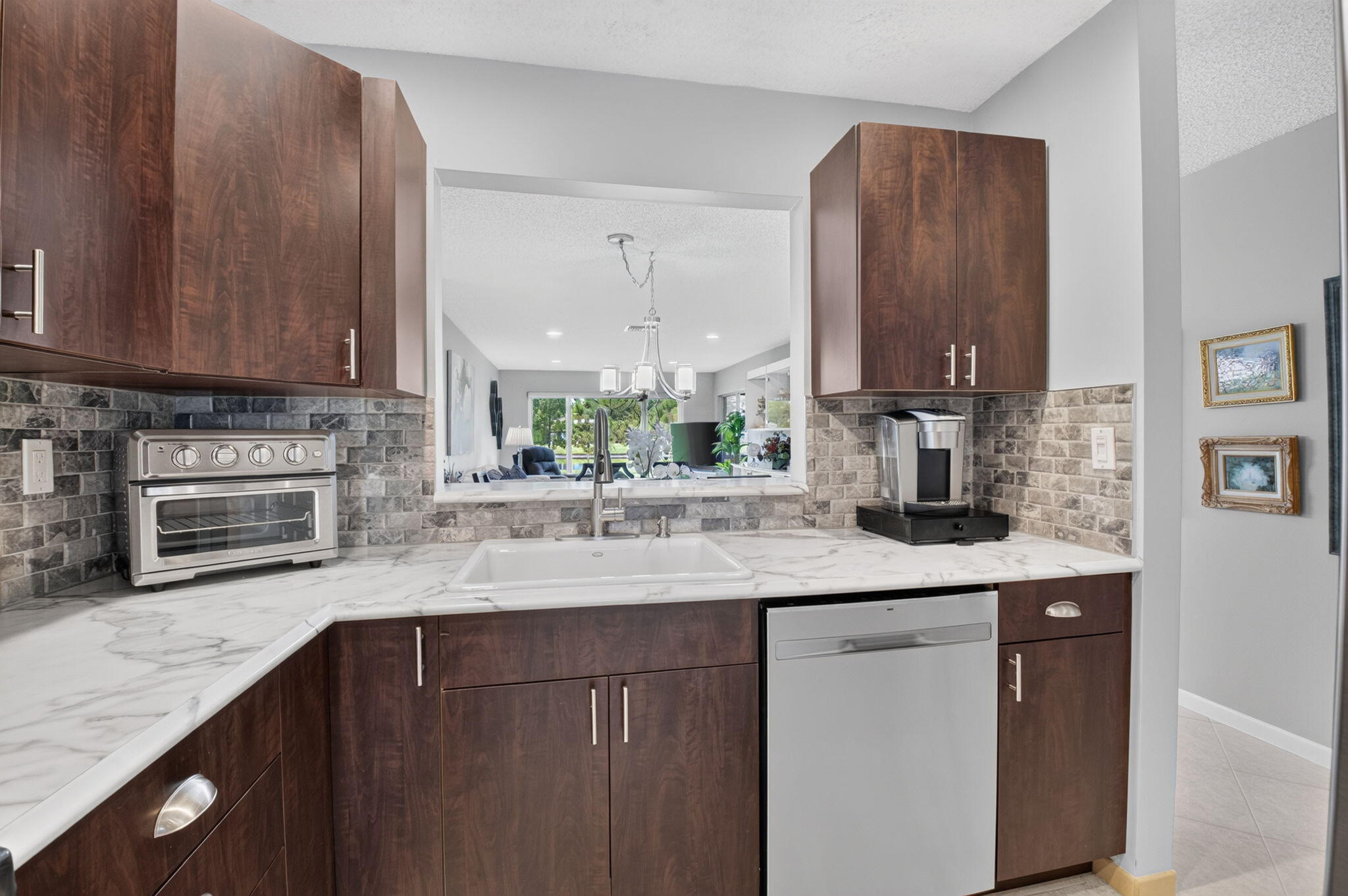 KITCHEN BAR AREA