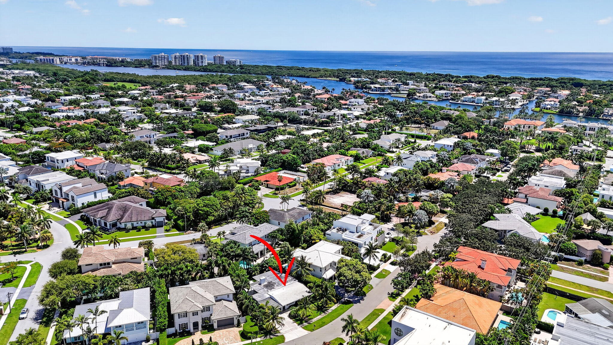 Perfect location!! Walk over to Mizner Park to meet friends for lunch or dinner, enjoy shopping, the Boca Art Museum, IPIC BOCA RATON movie theaters.. fountains, concerts, Holiday events...YOU DESERVE THIS LIFESTYLE ! No need for a car!!