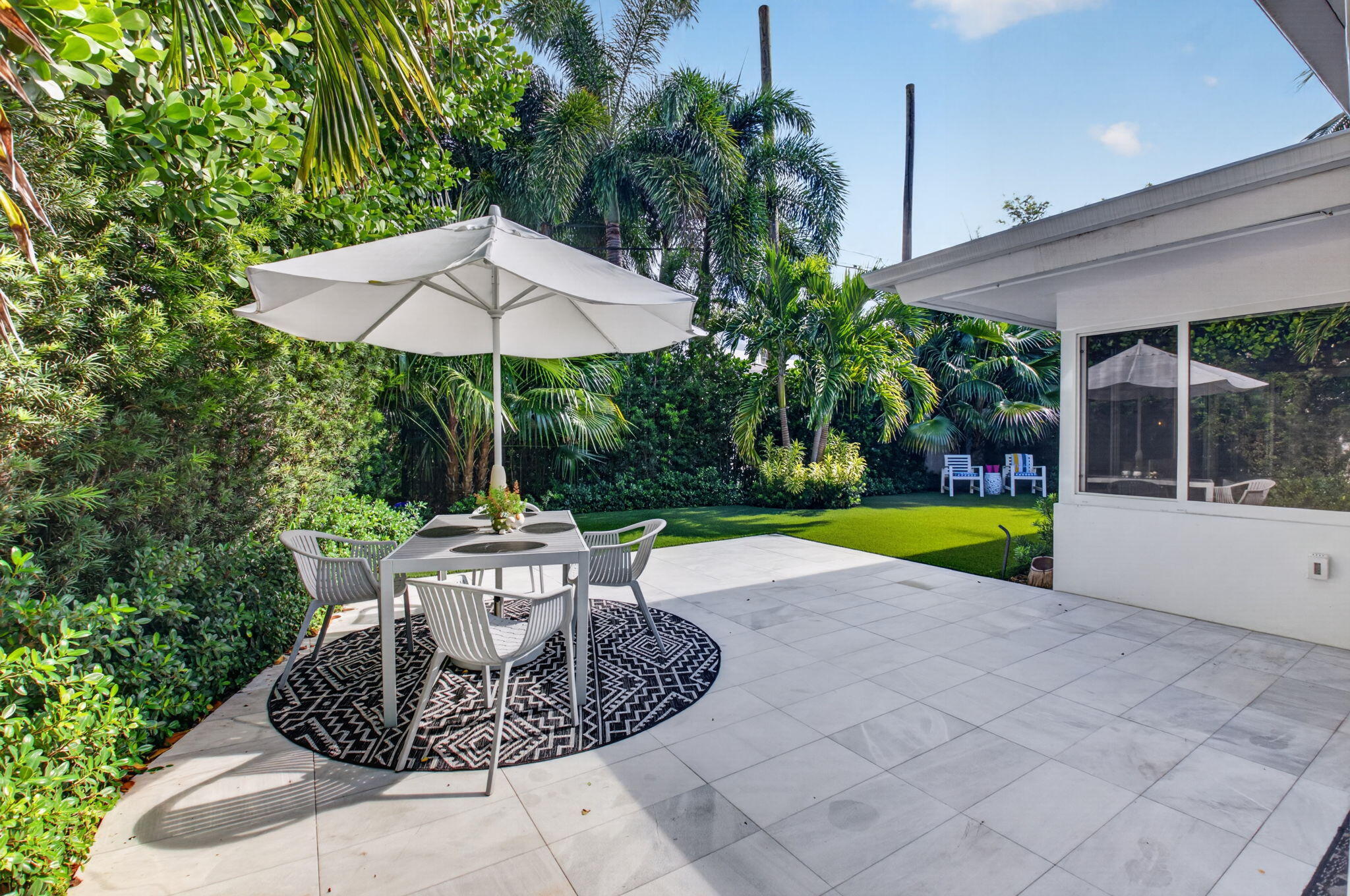 ENJOY AN AL FRESCO DINNER WITH FRIENDS ON YOUR PRIVATE YARD,