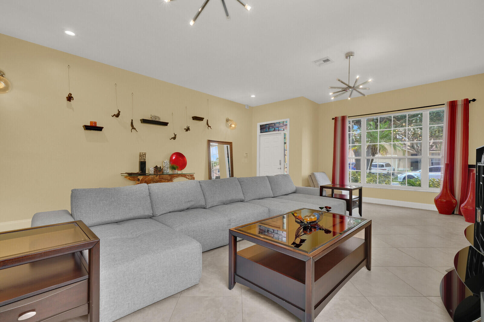 OVERSIZED LIVING ROOM OVERSIZED LIVING ROOM