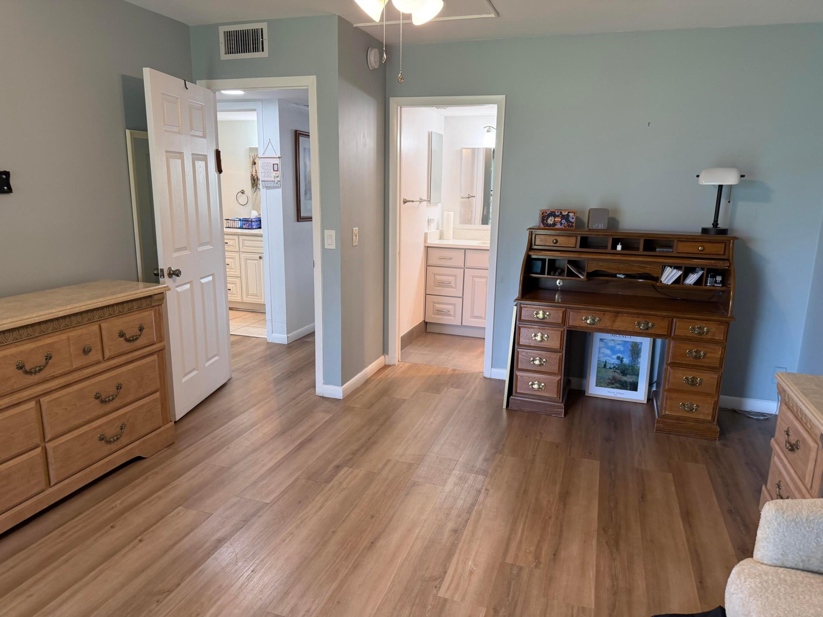 BEDROOM W/FULL ENSUITE BATHROOM