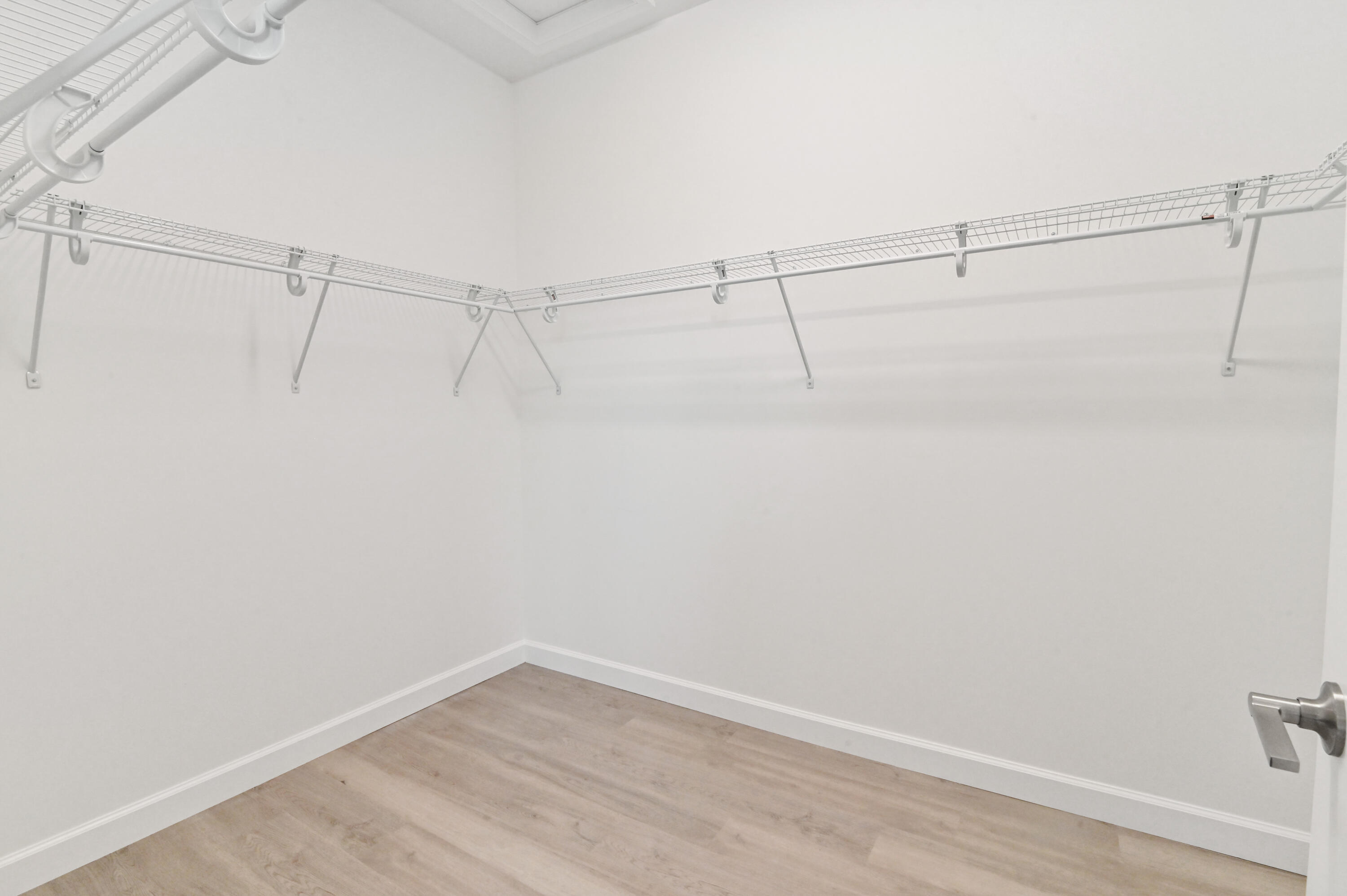 39 Closet 01