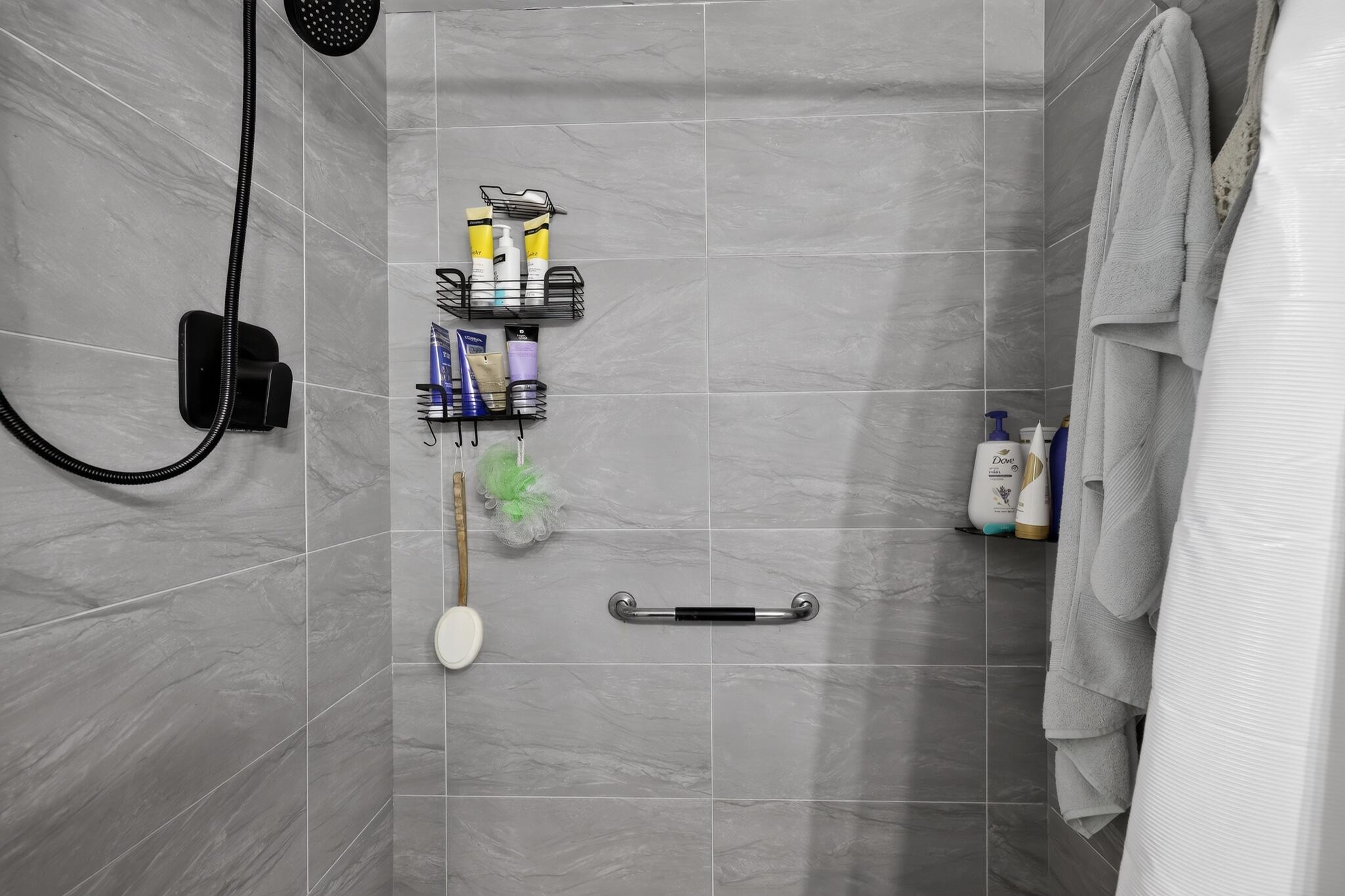 25_14527_Bonaire_Blvd-Bathroom-0034
