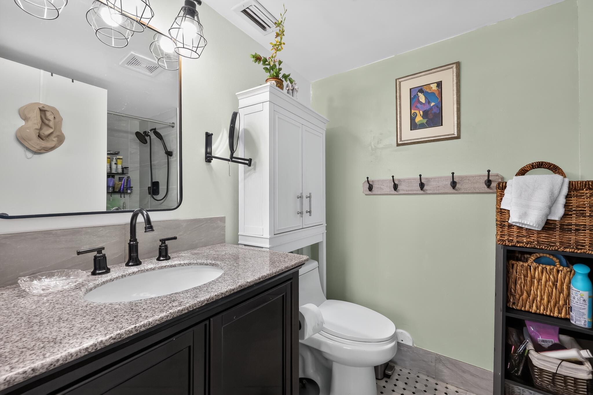 23_14527_Bonaire_Blvd-Bathroom-0037