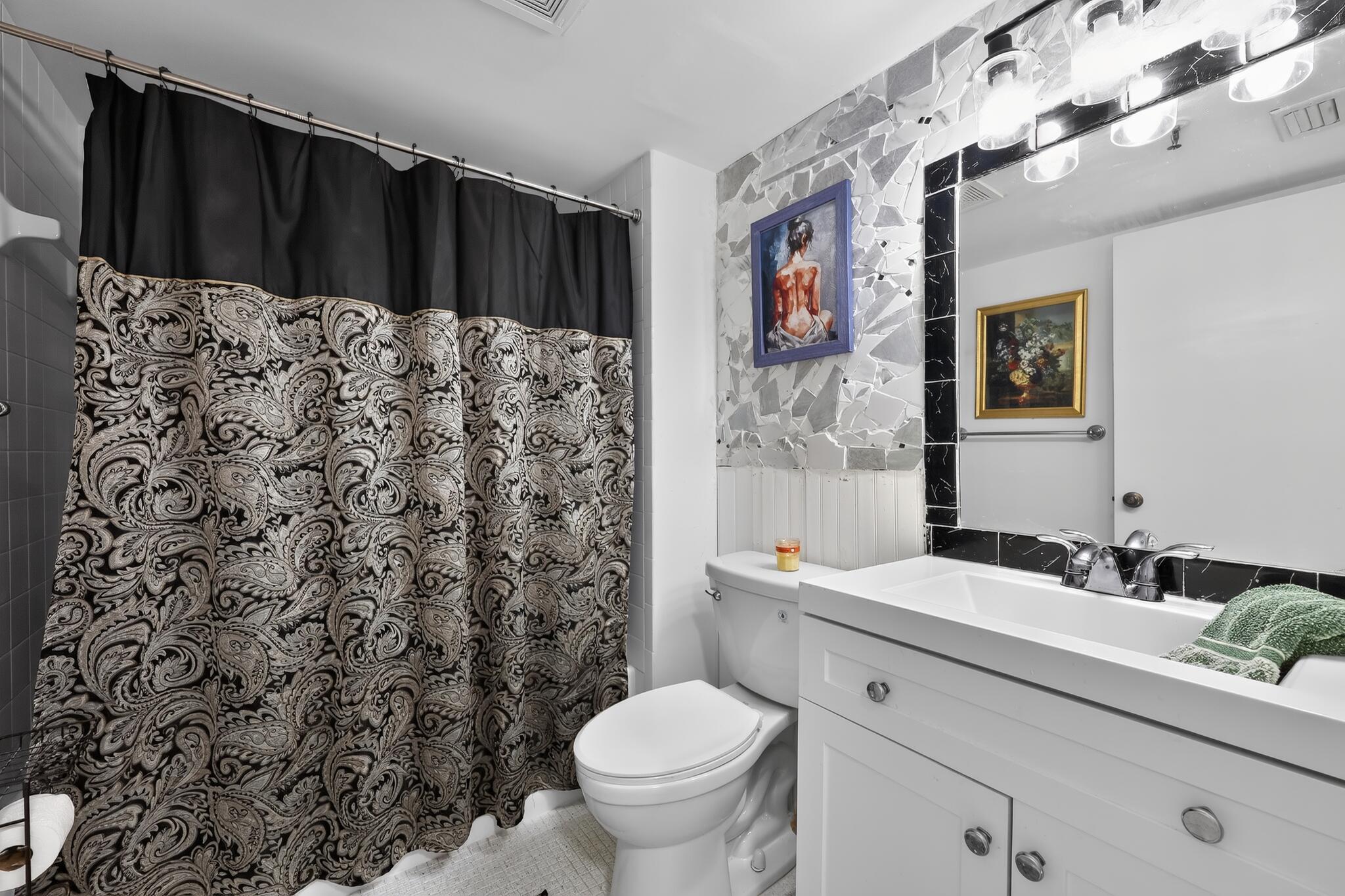 24_14527_Bonaire_Blvd-Bathroom-0007