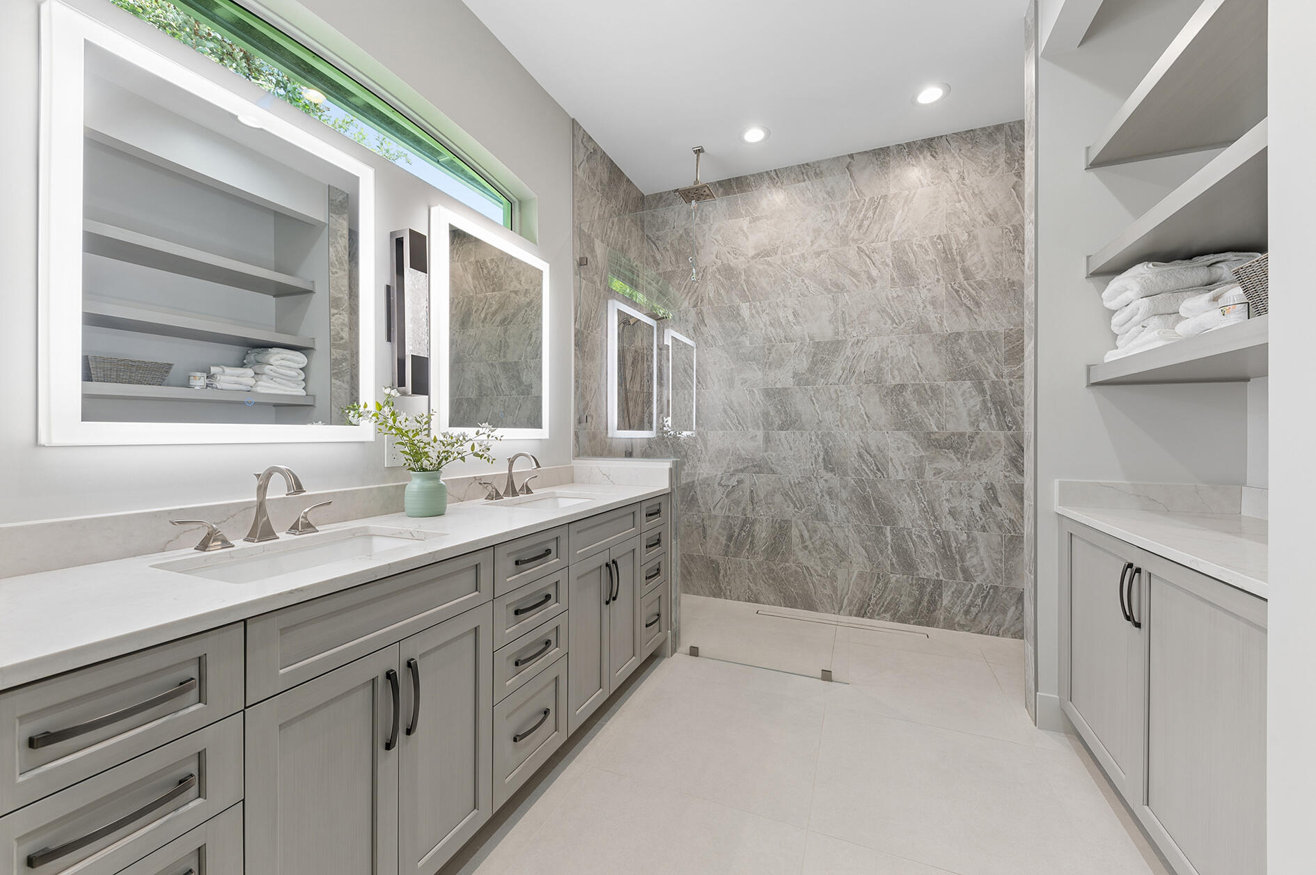 Primary en-suite bath