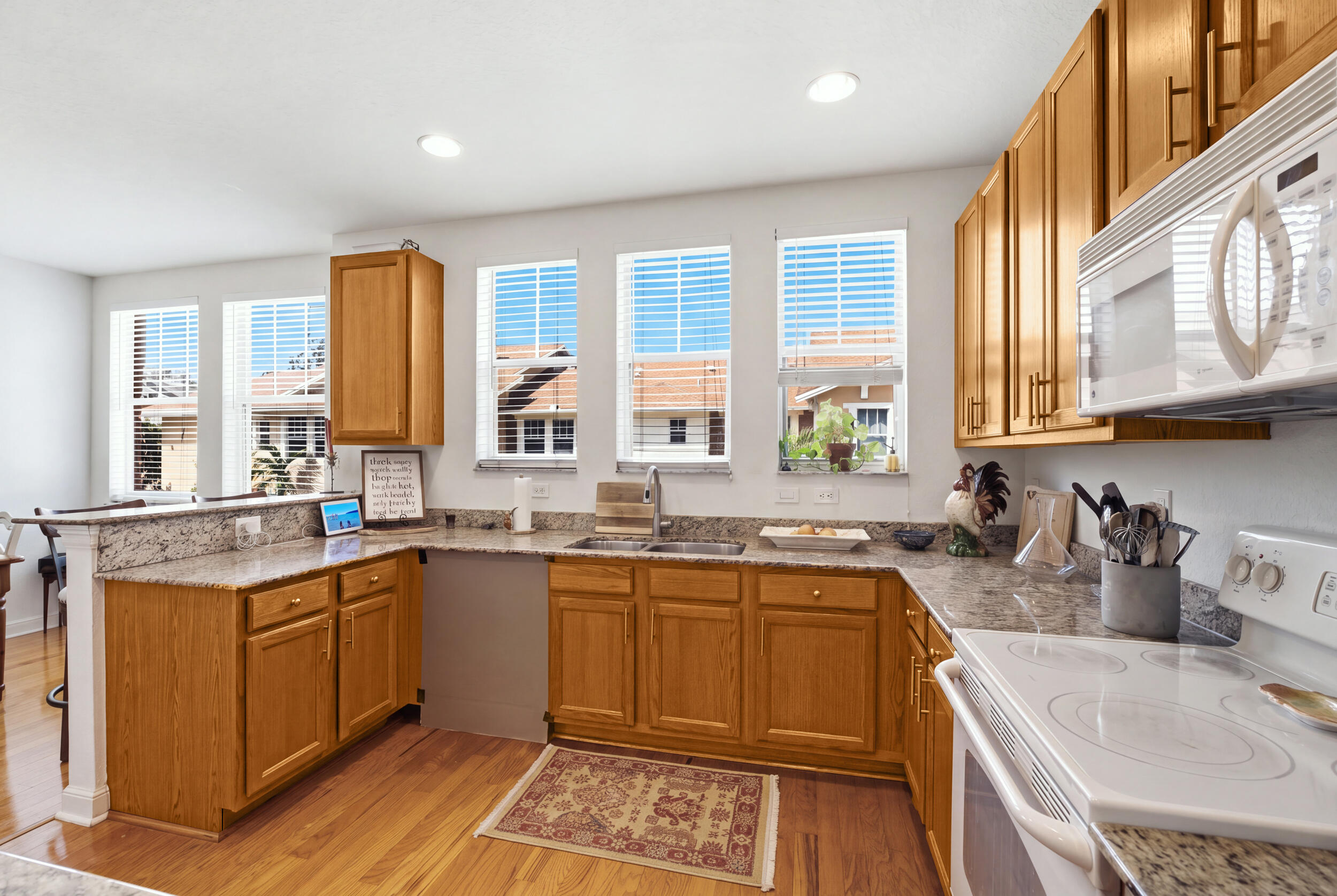 Kitchen (missing dishwasher)