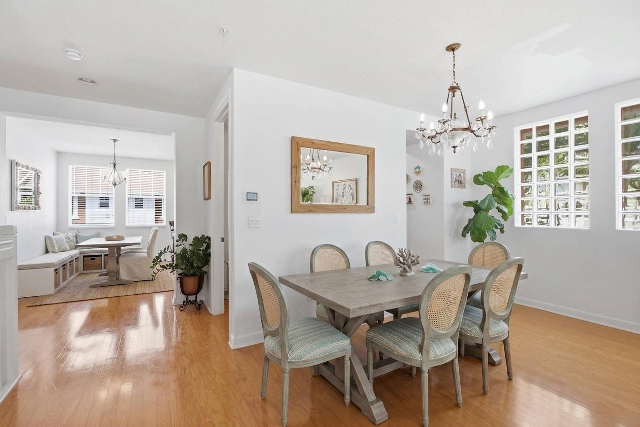 VIRTUALLY STAGED dining area