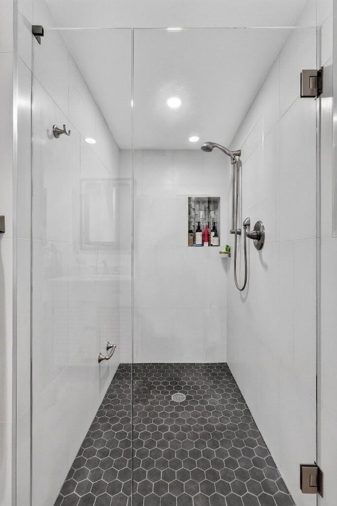 2nd bathroom - Wallk-in shower