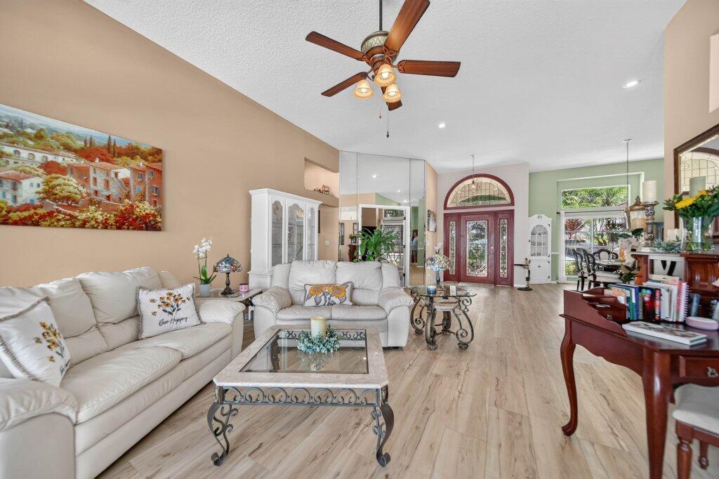 Wonderful gathering room!