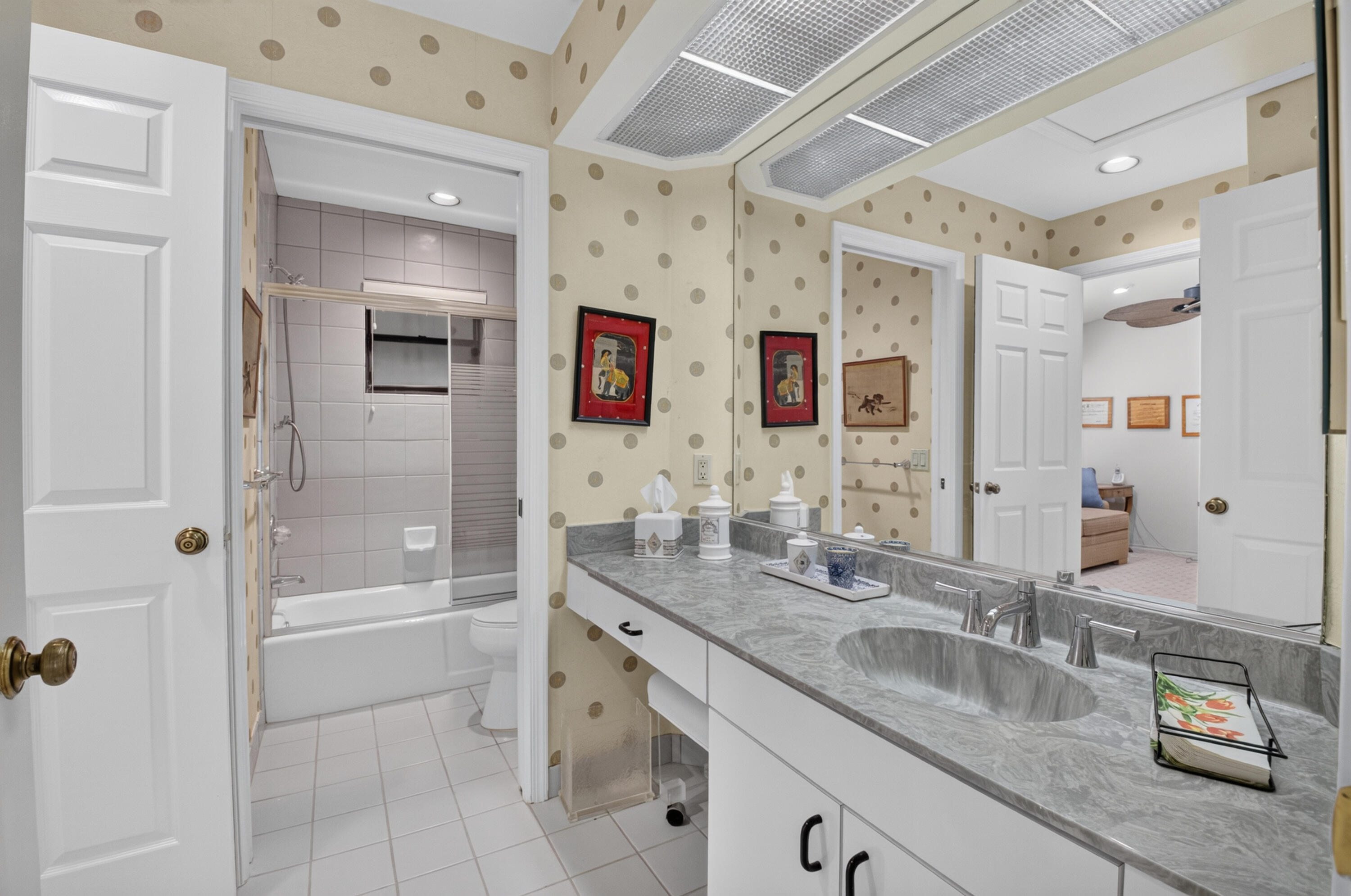 FULL BATHROOM