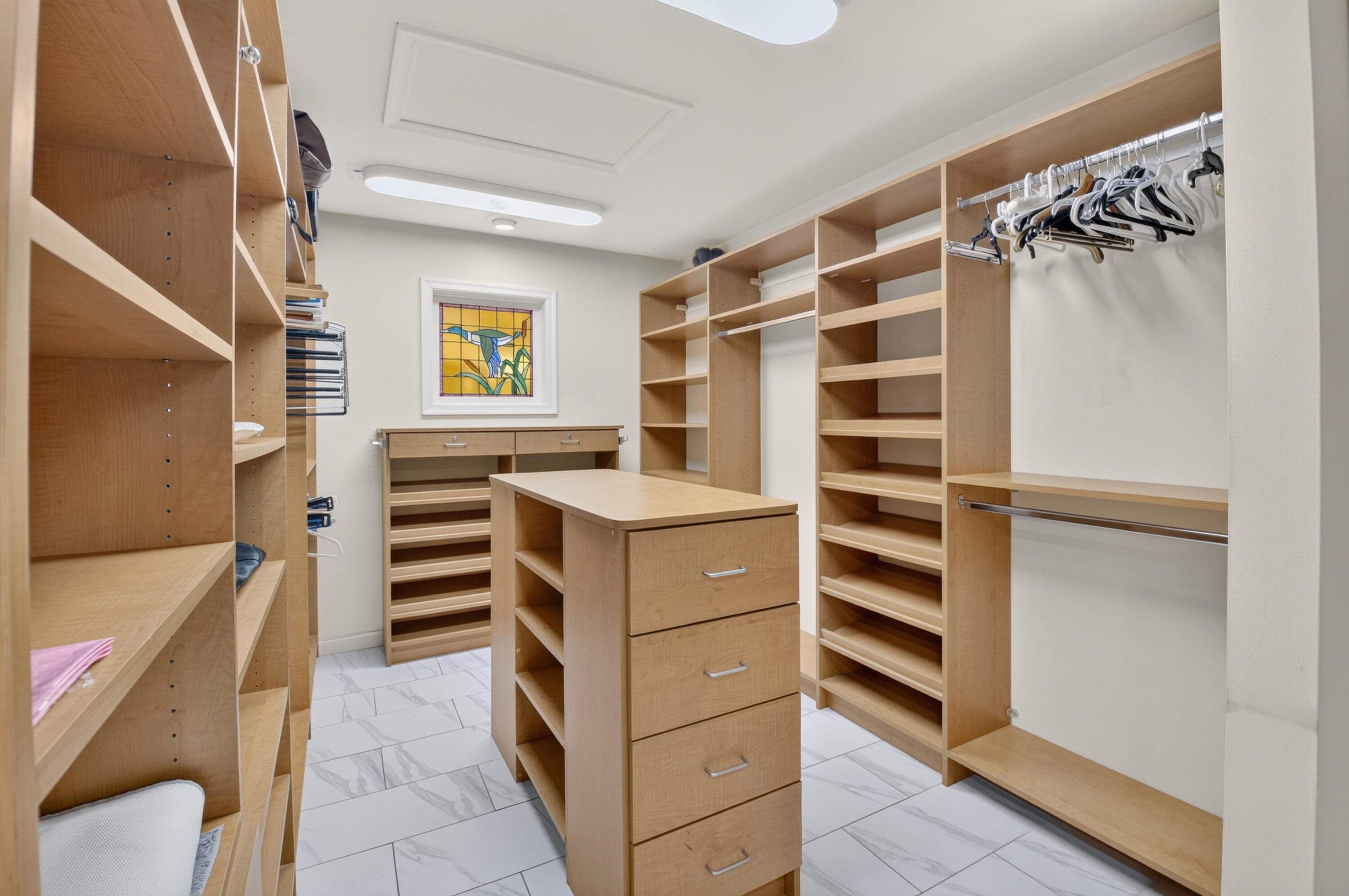 WALK IN CLOSET