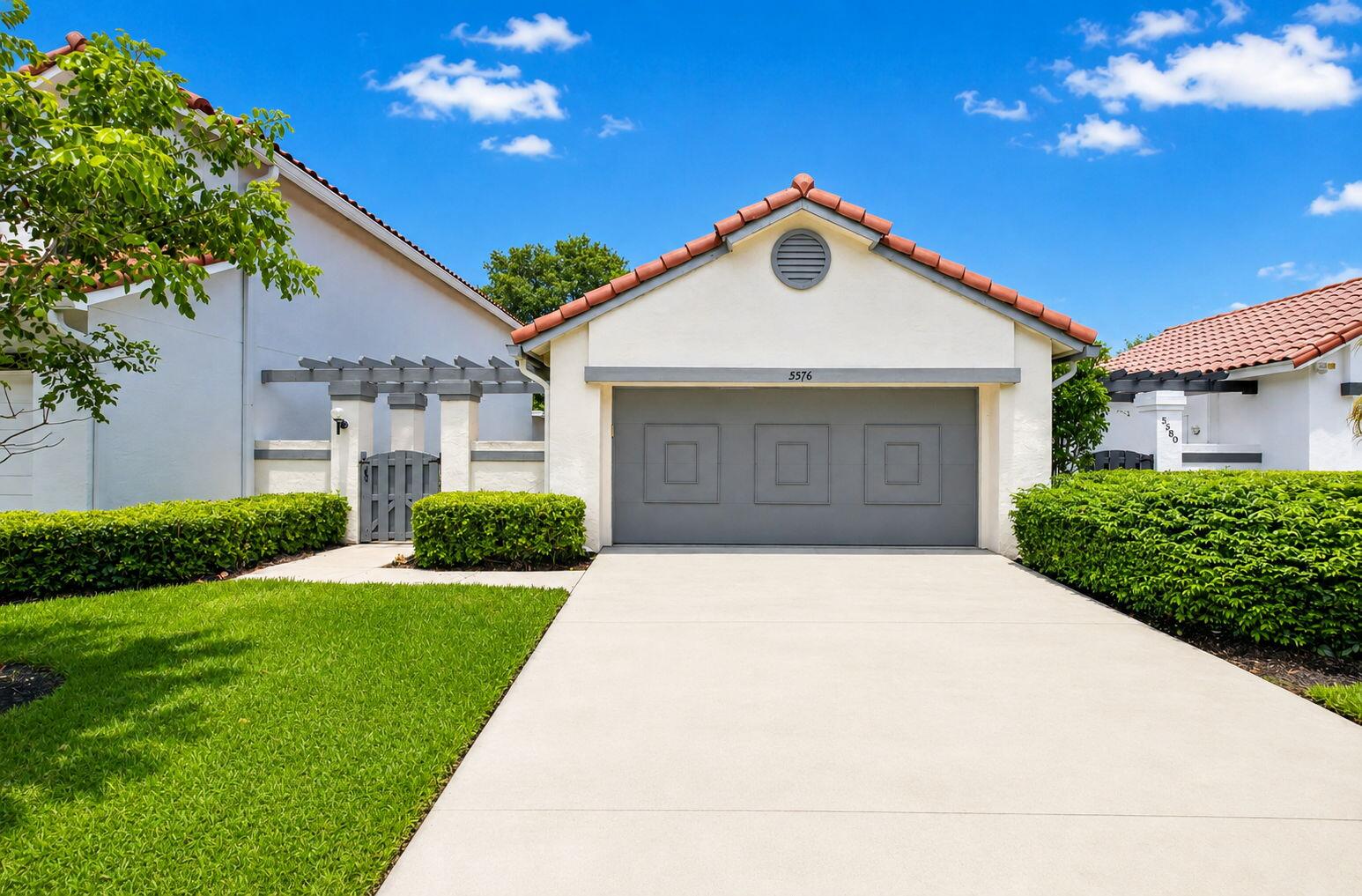 WELCOME TO 5576 FOX HOLLOW DRIVE WELCOME TO 5576 FOX HOLLOW DRIVE