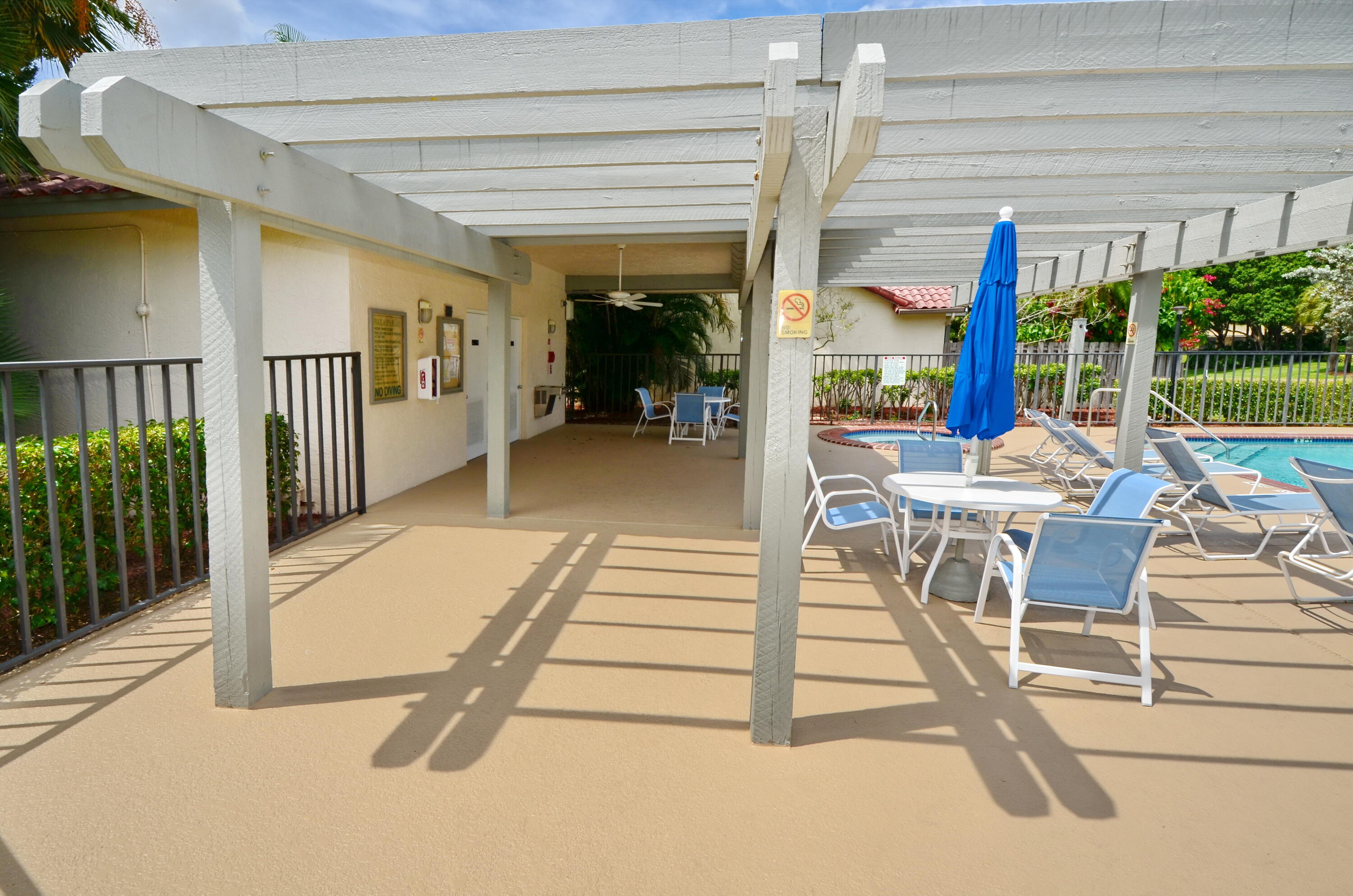 LOUNGES, CHAIRS & UMBRELLAS