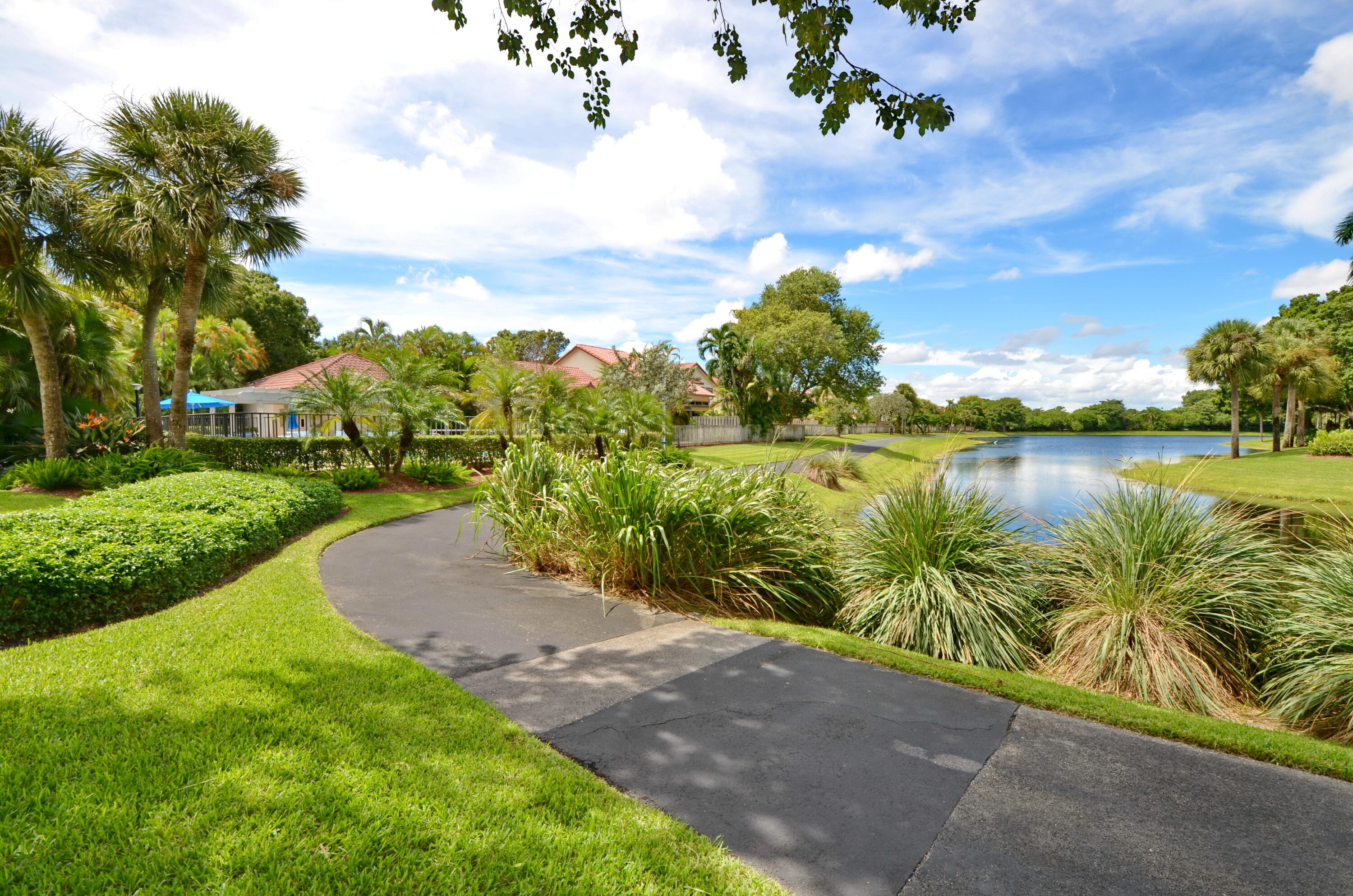 TRANQUIL LAKEFRONT WALKING PATH