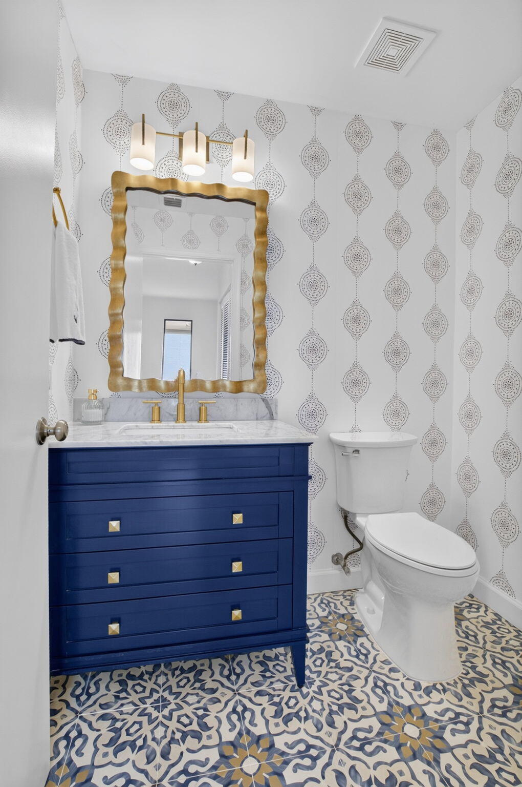 CHARMING POWDER ROOM