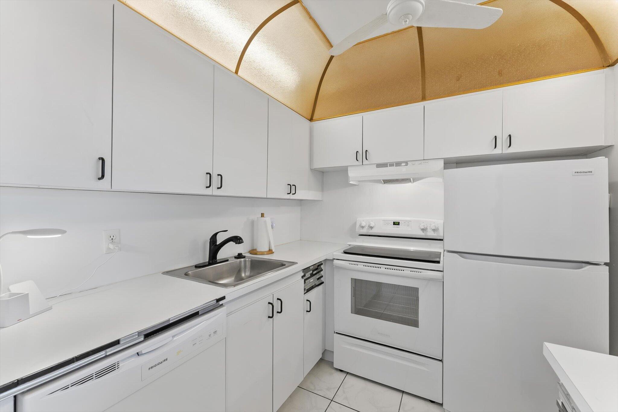 Kitchen has all NEW APPLIANCES Kitchen has all NEW APPLIANCES