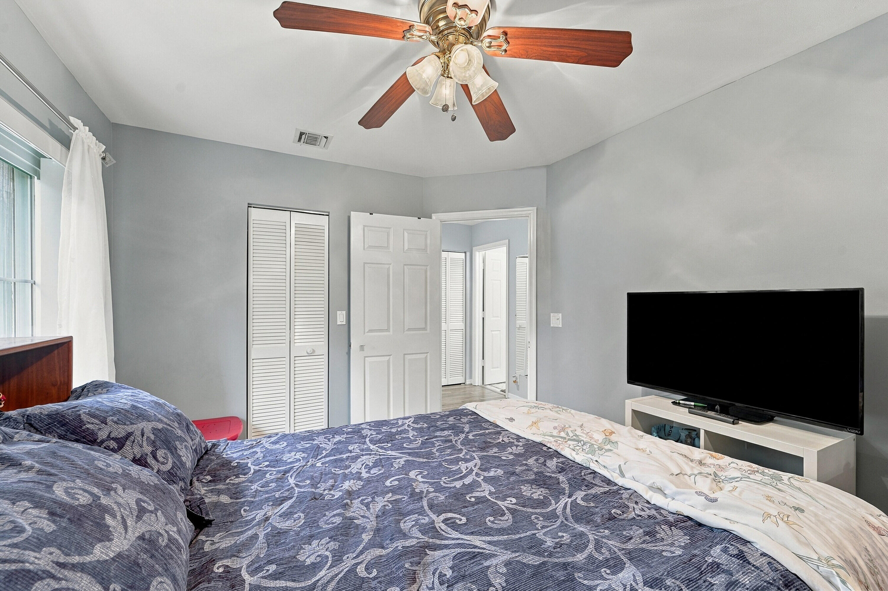 26_bedroom