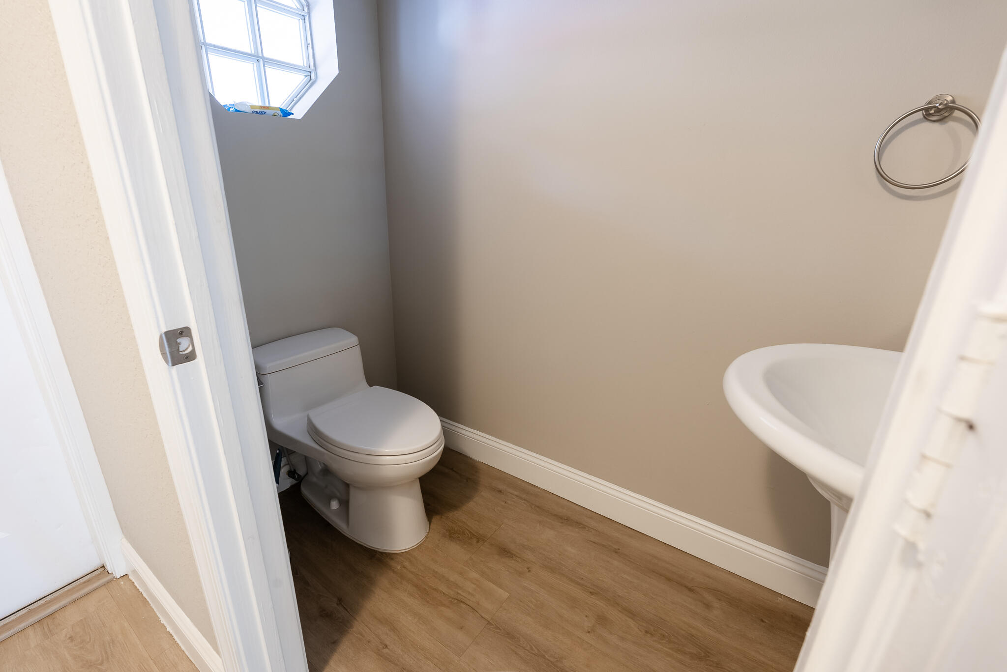 POWDER ROOM OFF FOYER POWDER ROOM OFF FOYER