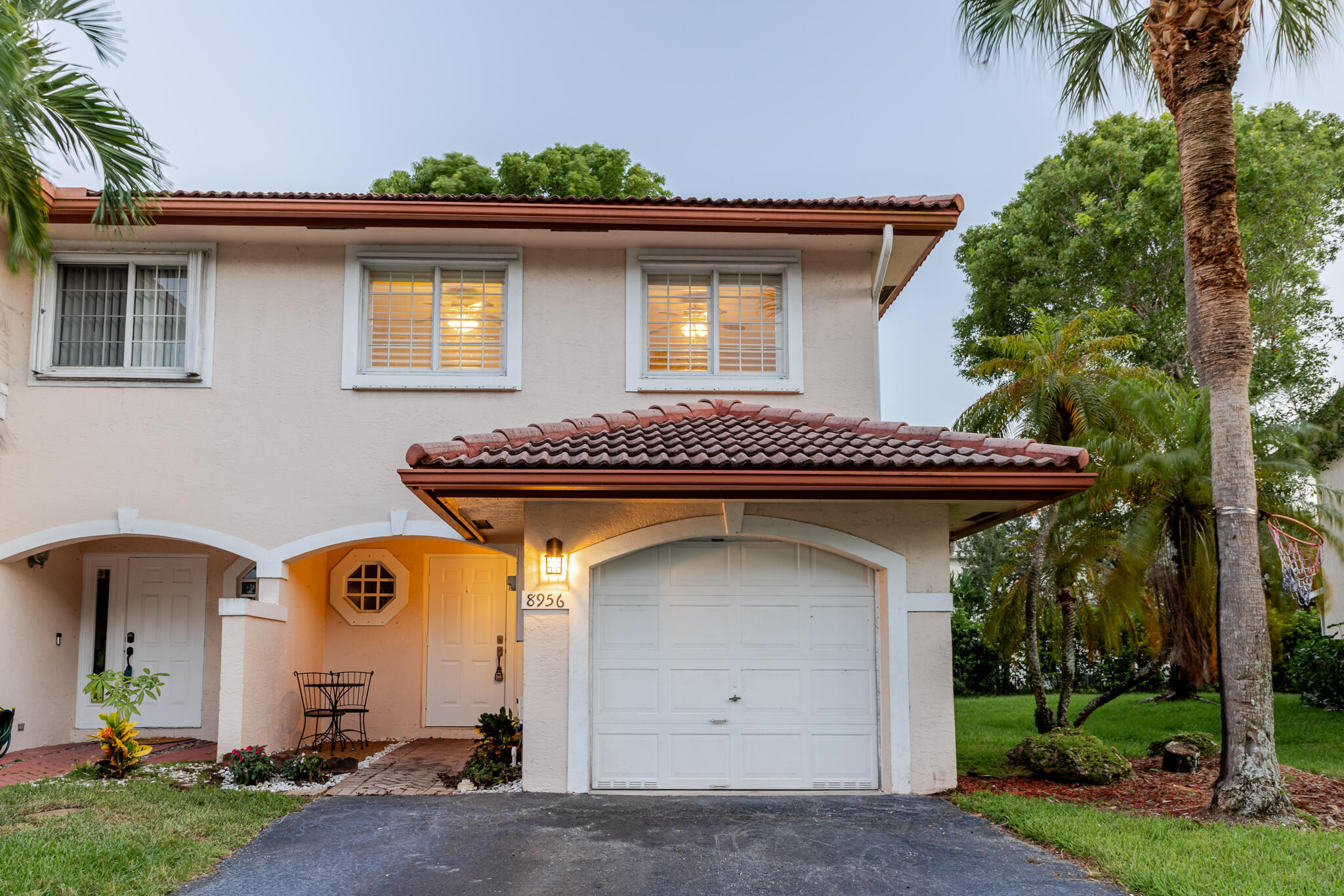 END UNIT With 1 CAR Garage plus TWO Parklng Spots END UNIT With 1 CAR Garage plus TWO Parklng Spots