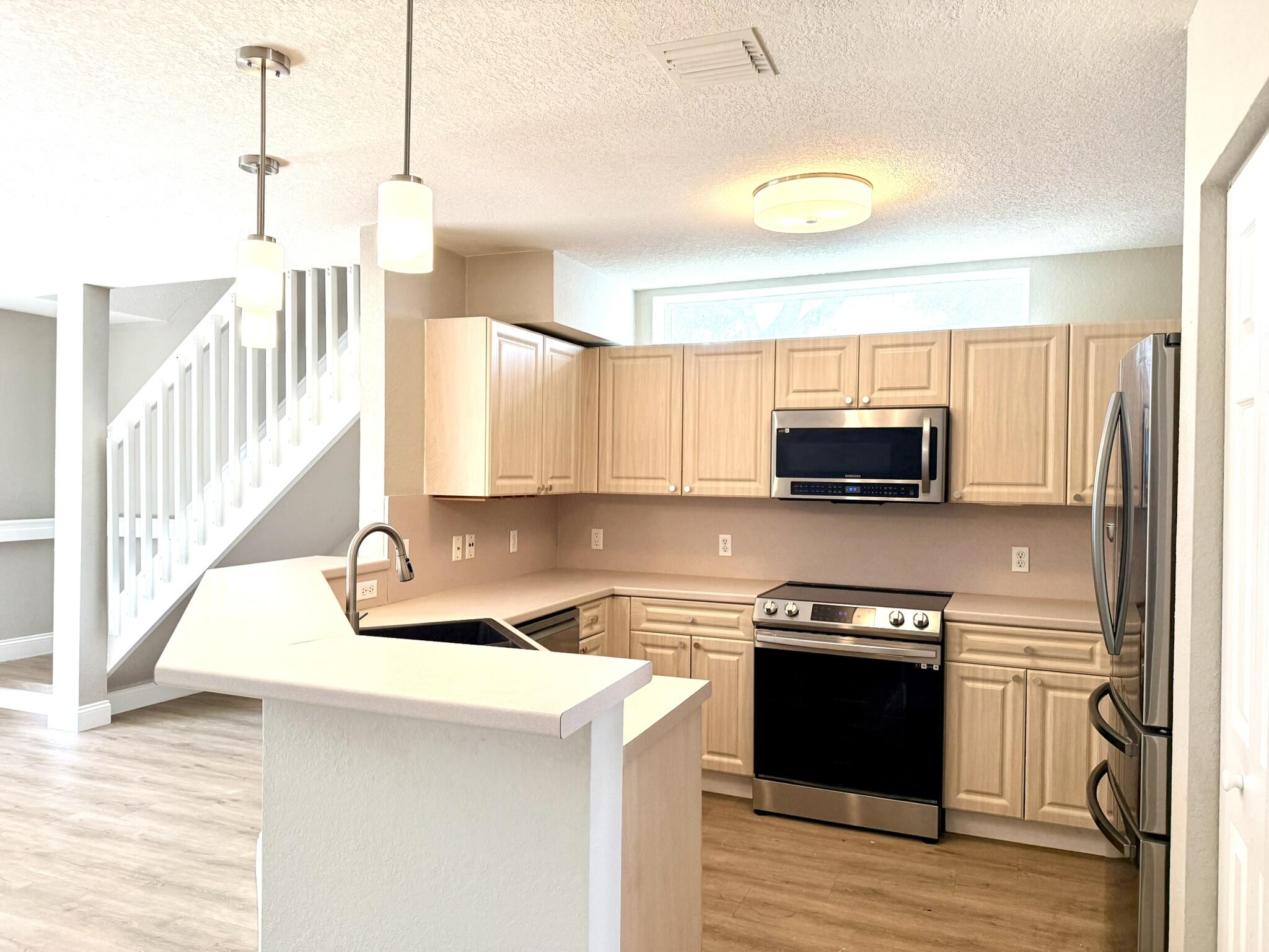 LIGHT & BRIGHT KITCHEN
