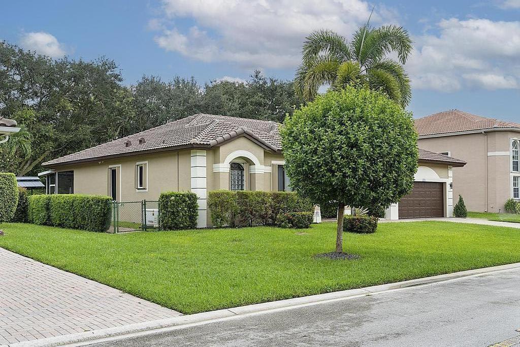 5734 NW 50th Dr - - 548