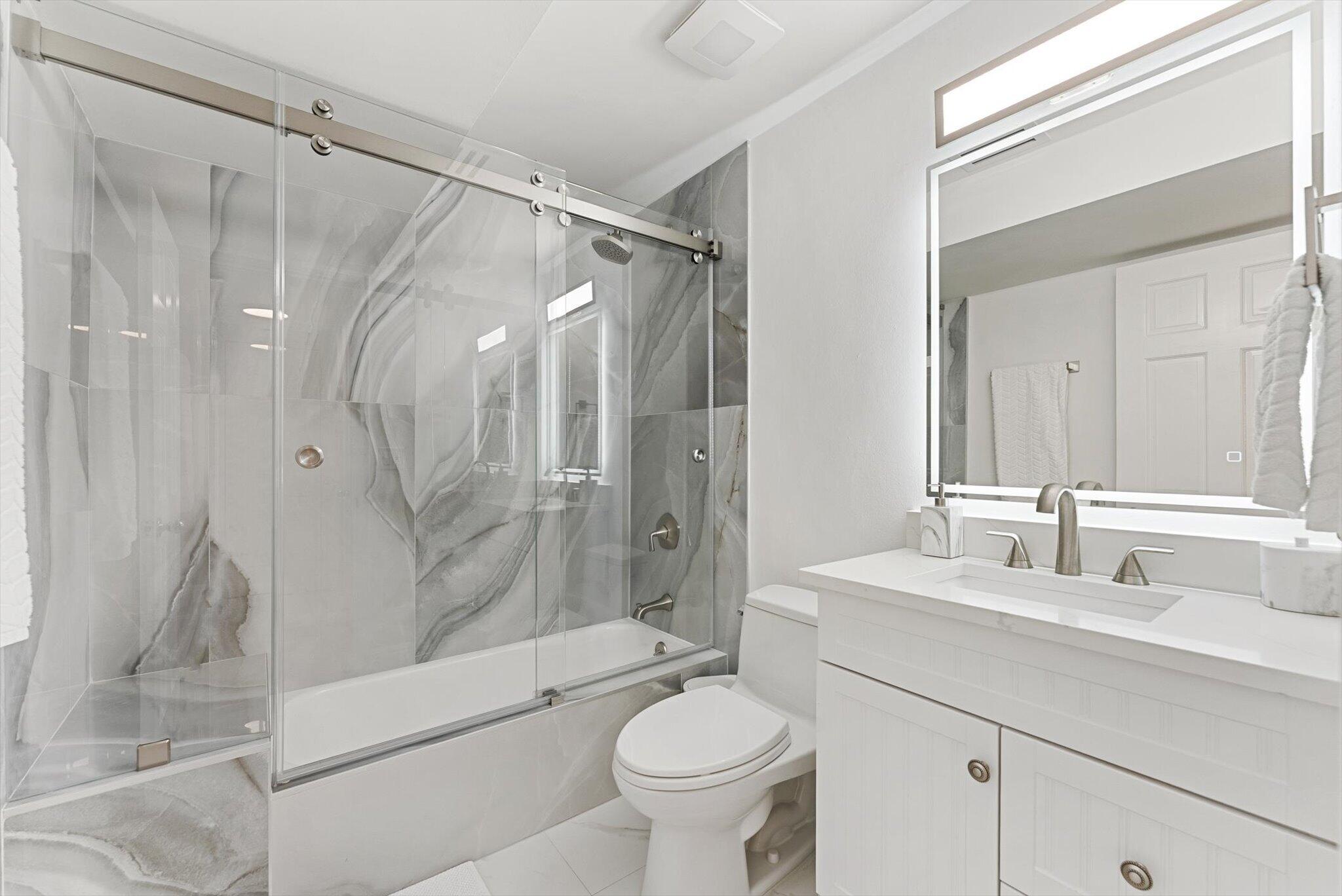Stylishly renovated 2nd bathroom/tub/shower