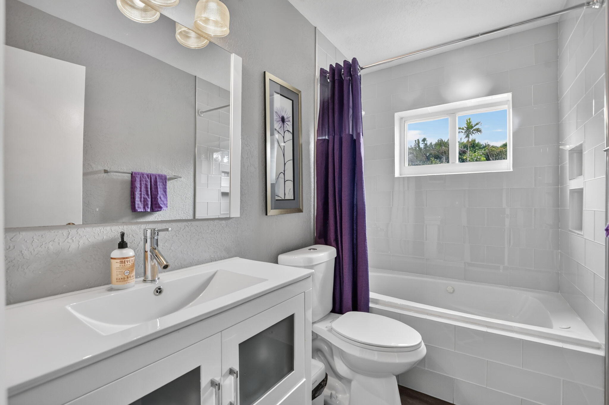 Guestbath, beautifully updated