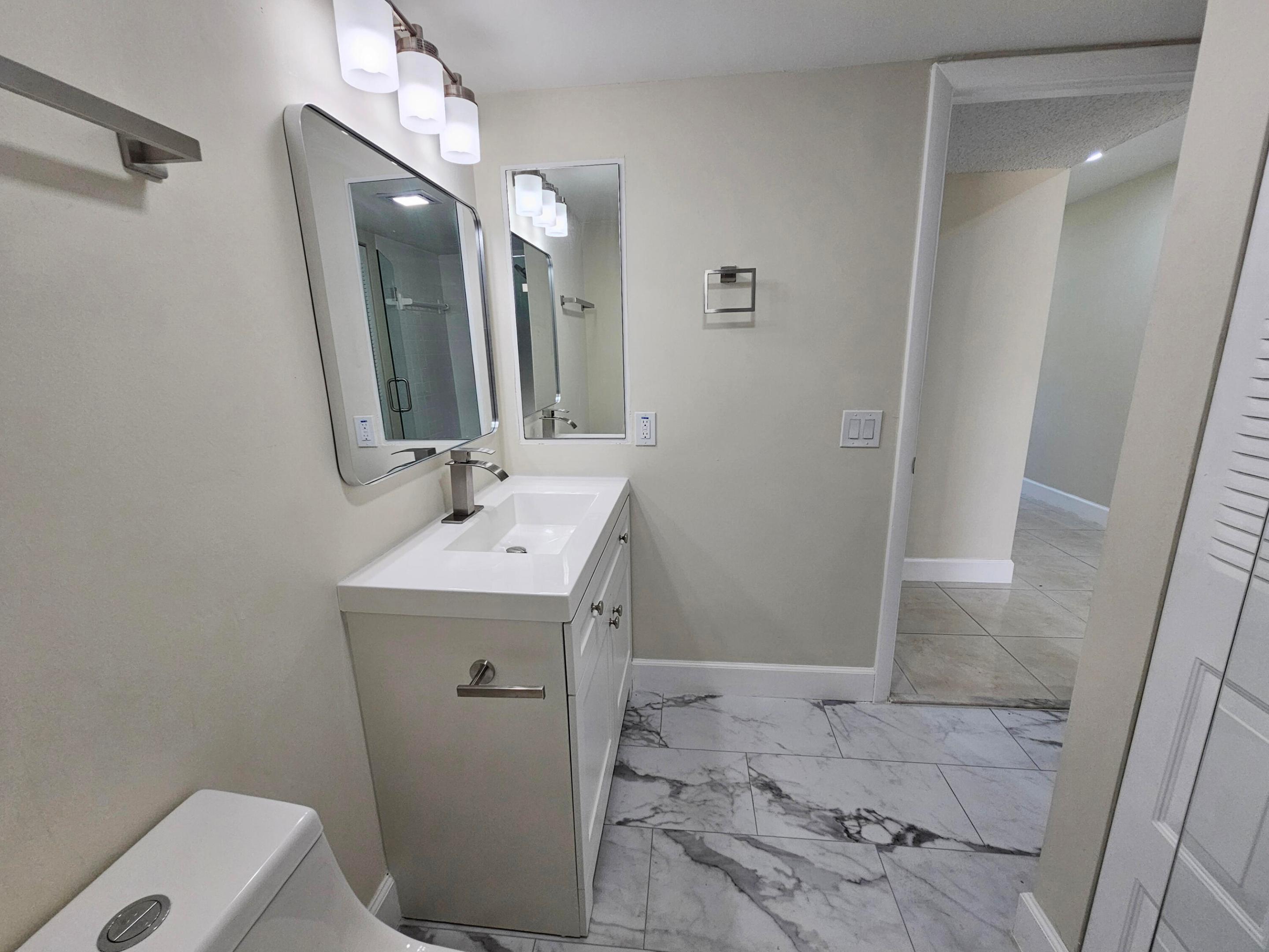 Bathroom 2 (2)