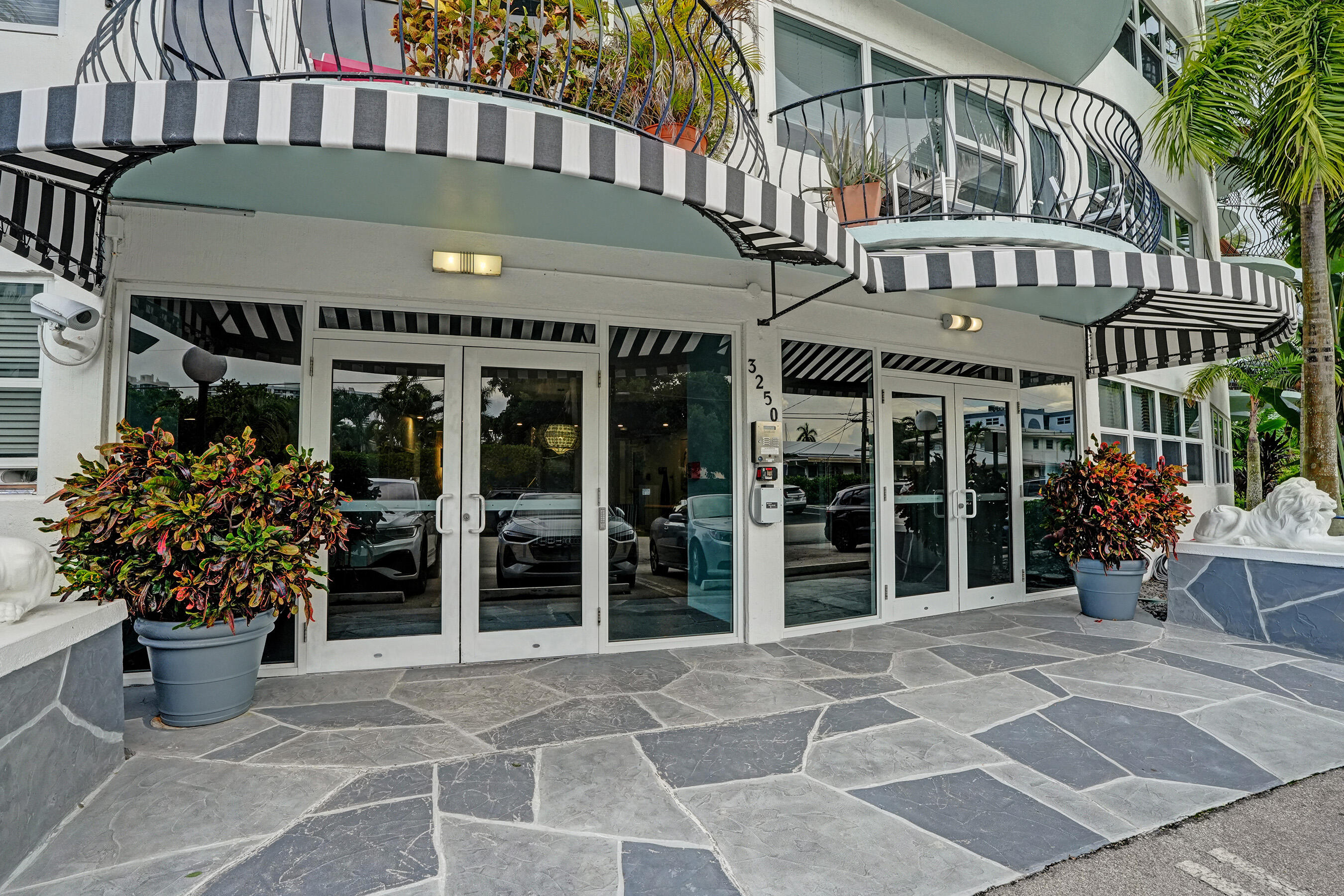 Main Entrance to Le Cercle by the Beach Main Entrance to Le Cercle by the Beach