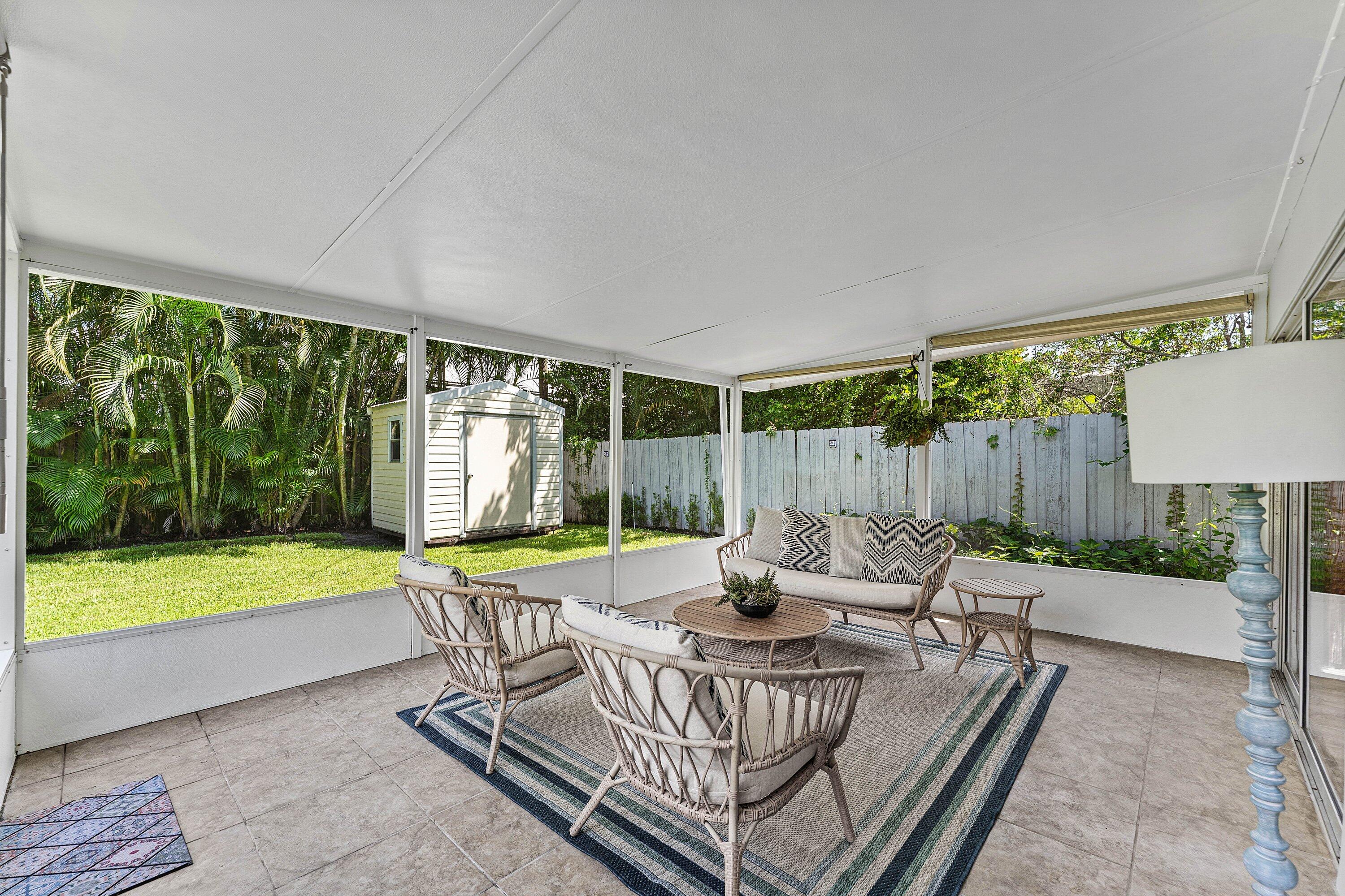 LARGE SCREENED IN PATIO