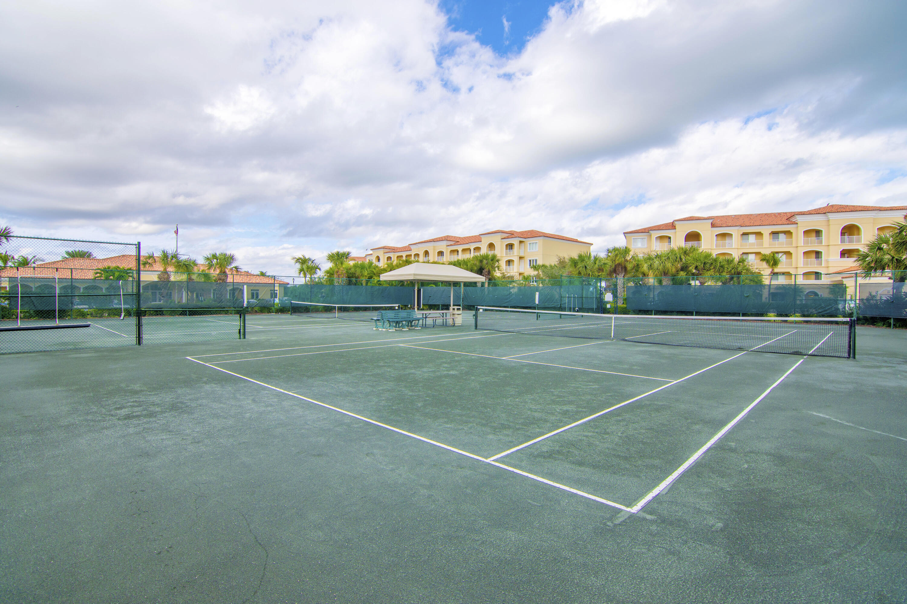 2 well-maintained clay tennis courts